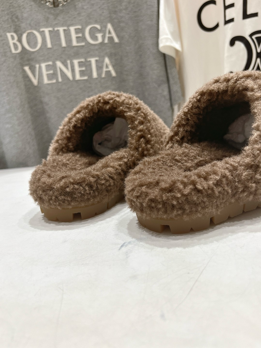 高版本出厂 Prada*普拉达F029 2025ss秋冬新款居家半包羊毛拖鞋毛毛鞋✨闪亮登场✨时尚大方的