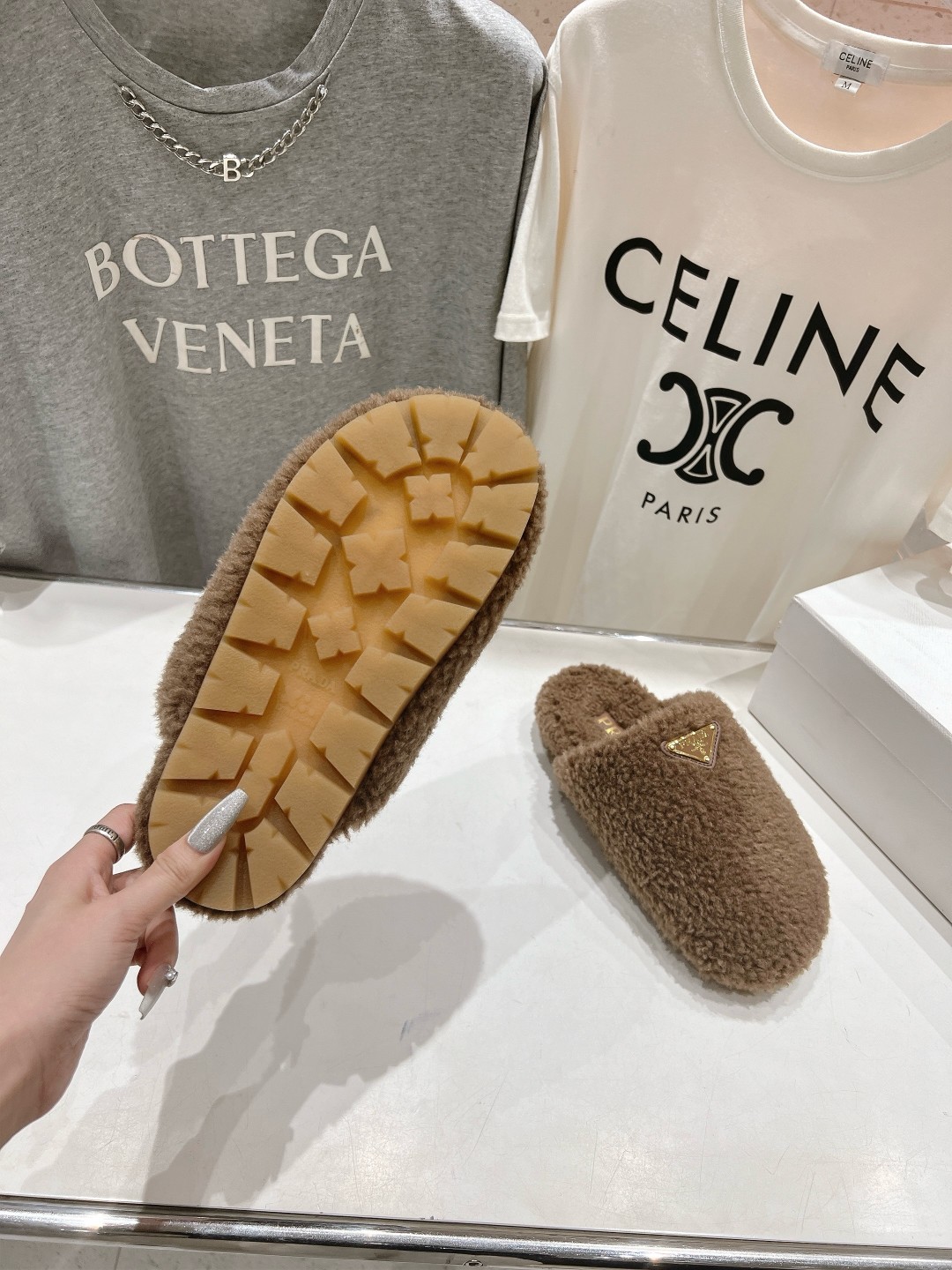 高版本出厂 Prada*普拉达F029 2025ss秋冬新款居家半包羊毛拖鞋毛毛鞋✨闪亮登场✨时尚大方的