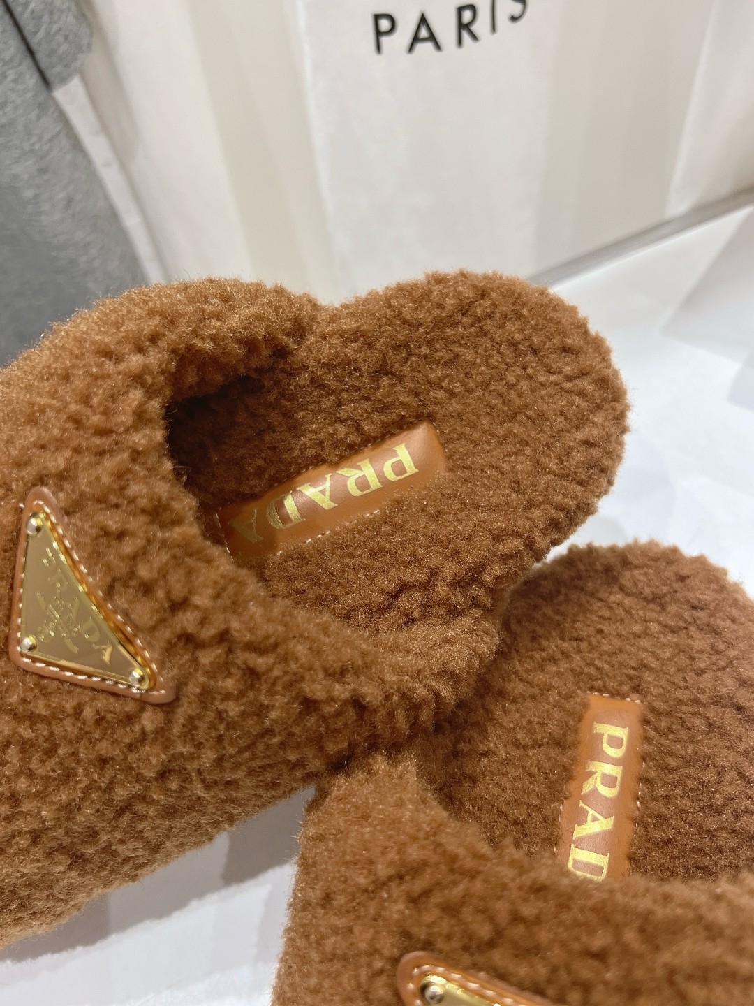 高版本出厂 Prada*普拉达F029 2025ss秋冬新款居家半包羊毛拖鞋毛毛鞋✨闪亮登场✨时尚大方的