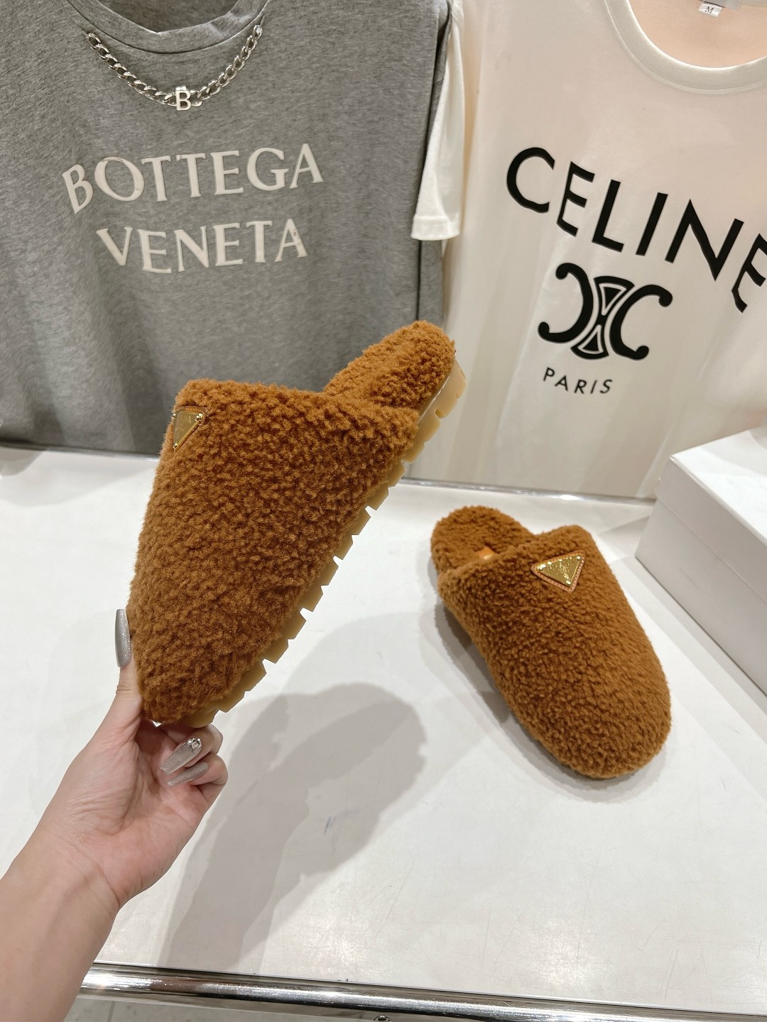 高版本出厂 Prada*普拉达F029 2025ss秋冬新款居家半包羊毛拖鞋毛毛鞋✨闪亮登场✨时尚大方的