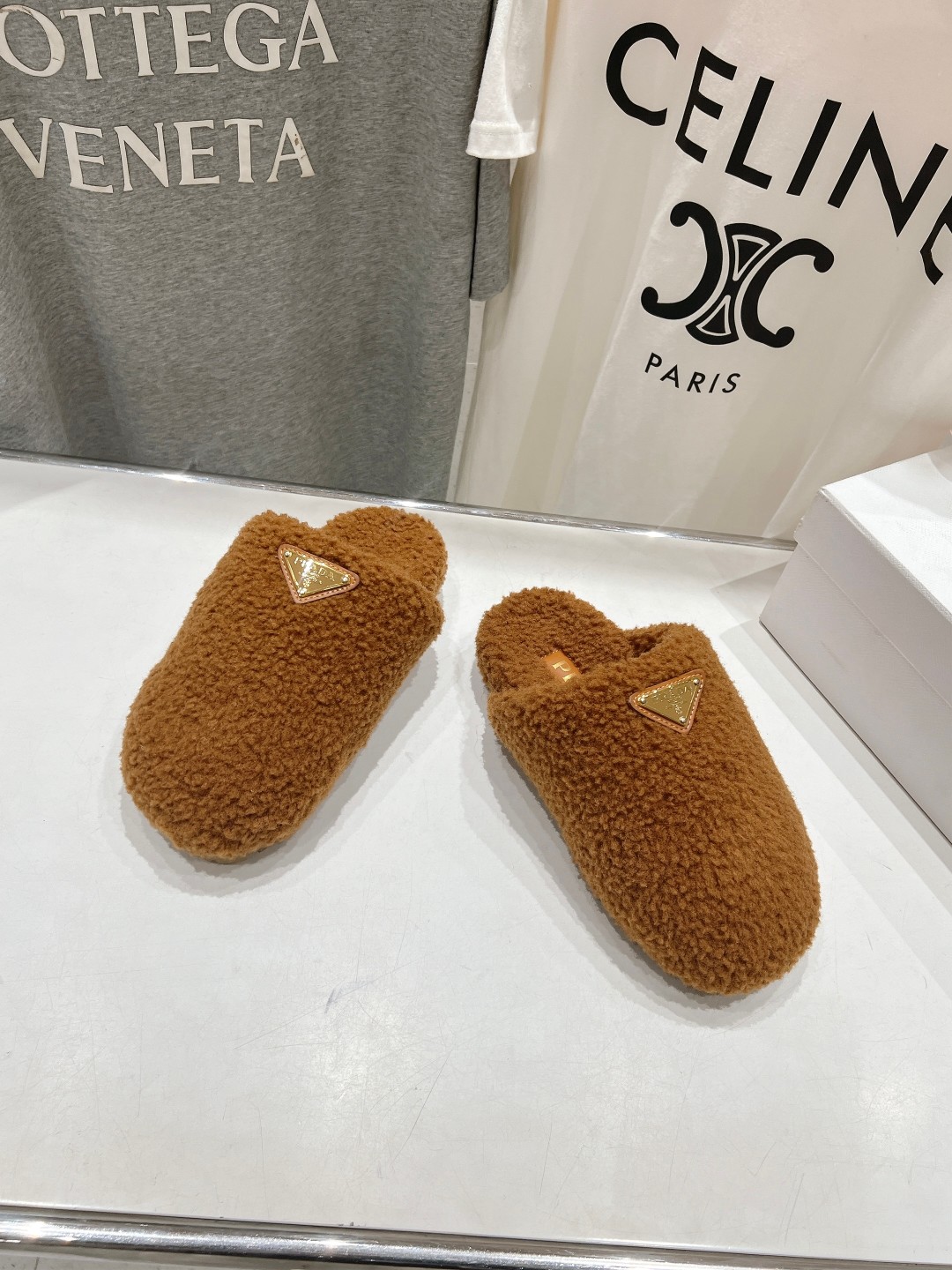 高版本出厂 Prada*普拉达F029 2025ss秋冬新款居家半包羊毛拖鞋毛毛鞋✨闪亮登场✨时尚大方的