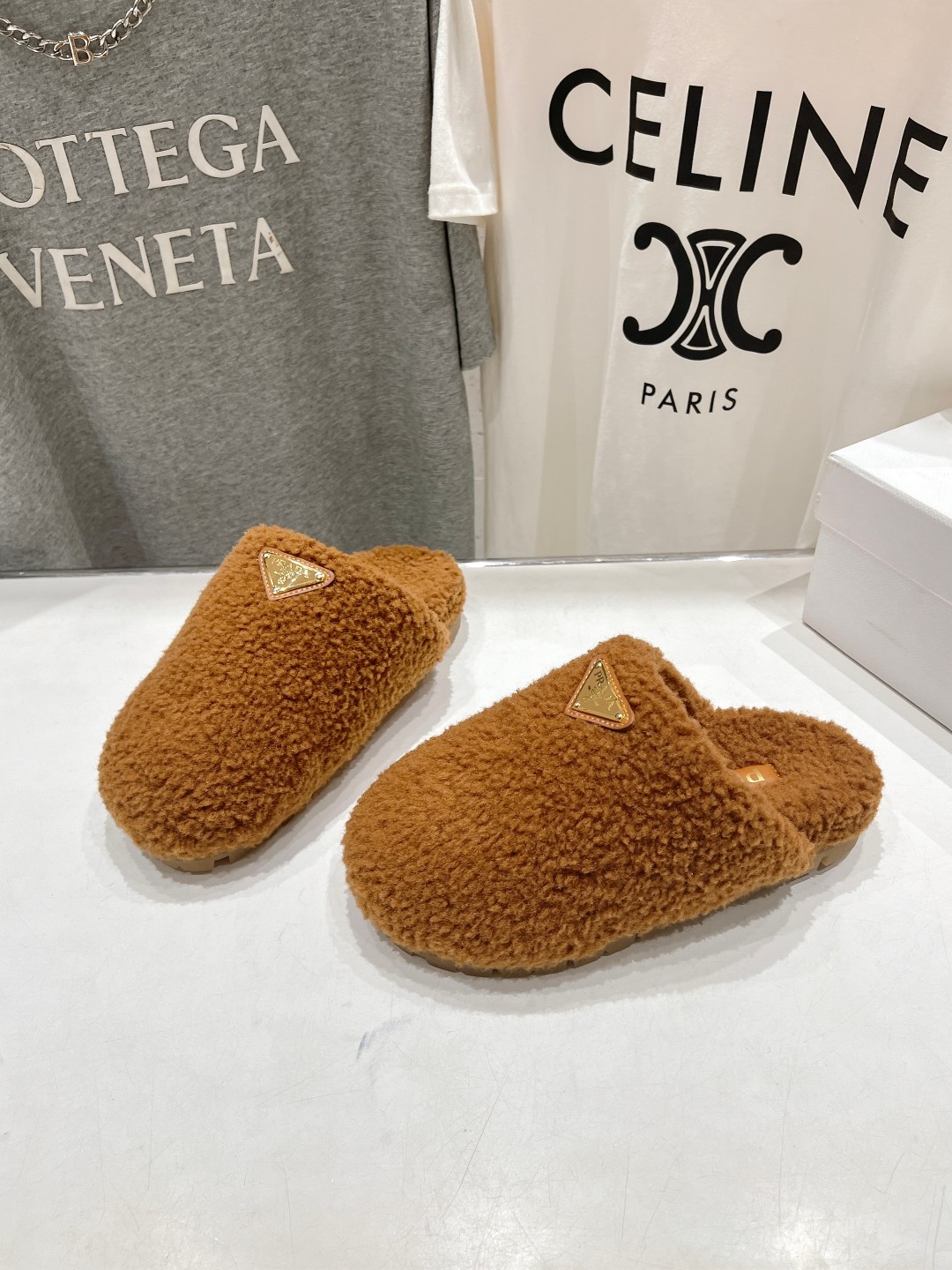 高版本出厂 Prada*普拉达F029 2025ss秋冬新款居家半包羊毛拖鞋毛毛鞋✨闪亮登场✨时尚大方的