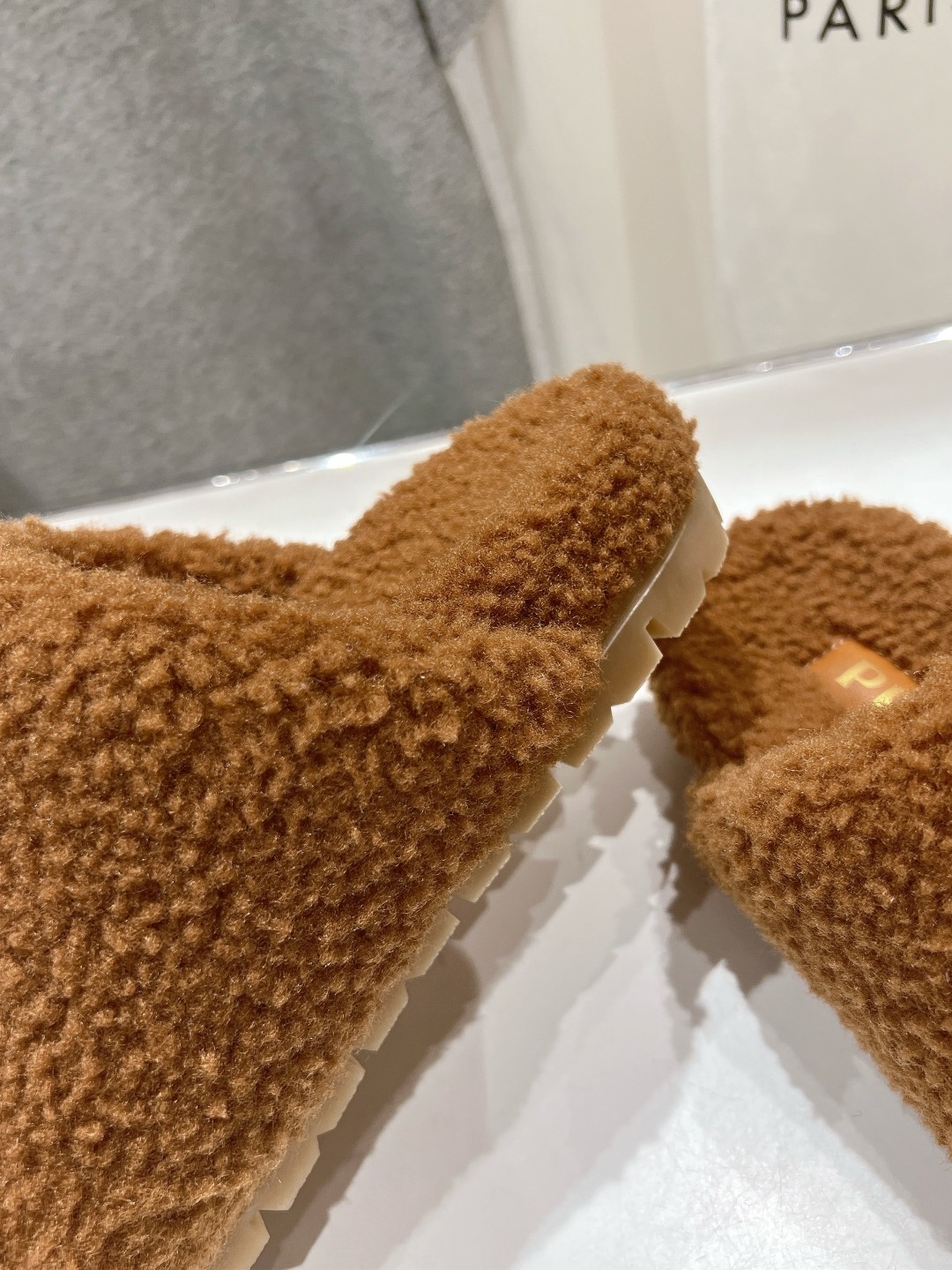 高版本出厂 Prada*普拉达F029 2025ss秋冬新款居家半包羊毛拖鞋毛毛鞋✨闪亮登场✨时尚大方的