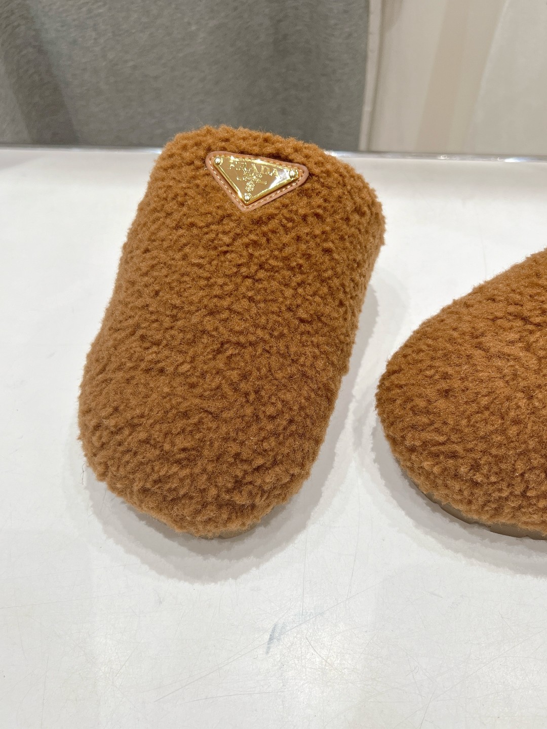 高版本出厂 Prada*普拉达F029 2025ss秋冬新款居家半包羊毛拖鞋毛毛鞋✨闪亮登场✨时尚大方的