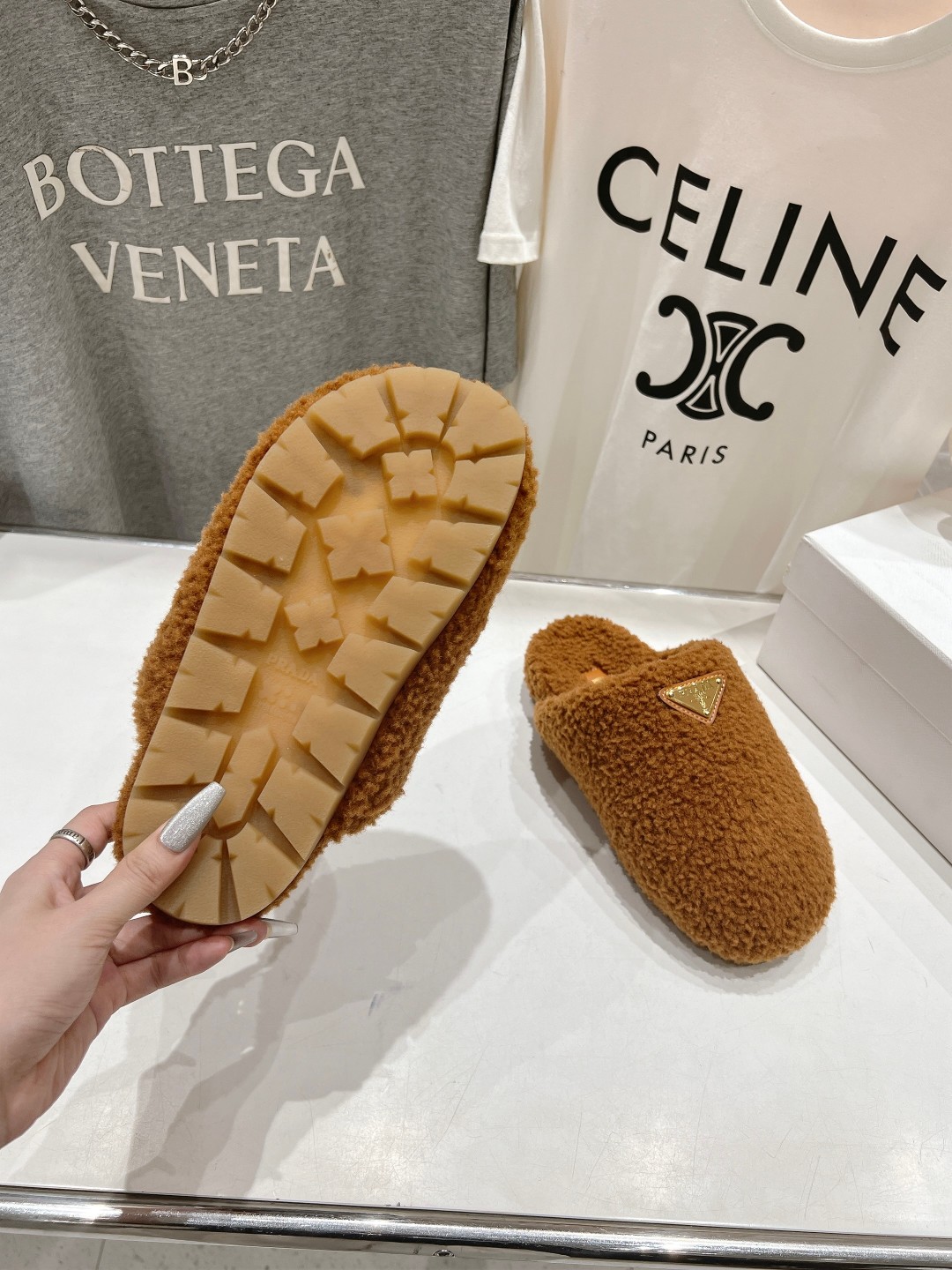 高版本出厂 Prada*普拉达F029 2025ss秋冬新款居家半包羊毛拖鞋毛毛鞋✨闪亮登场✨时尚大方的