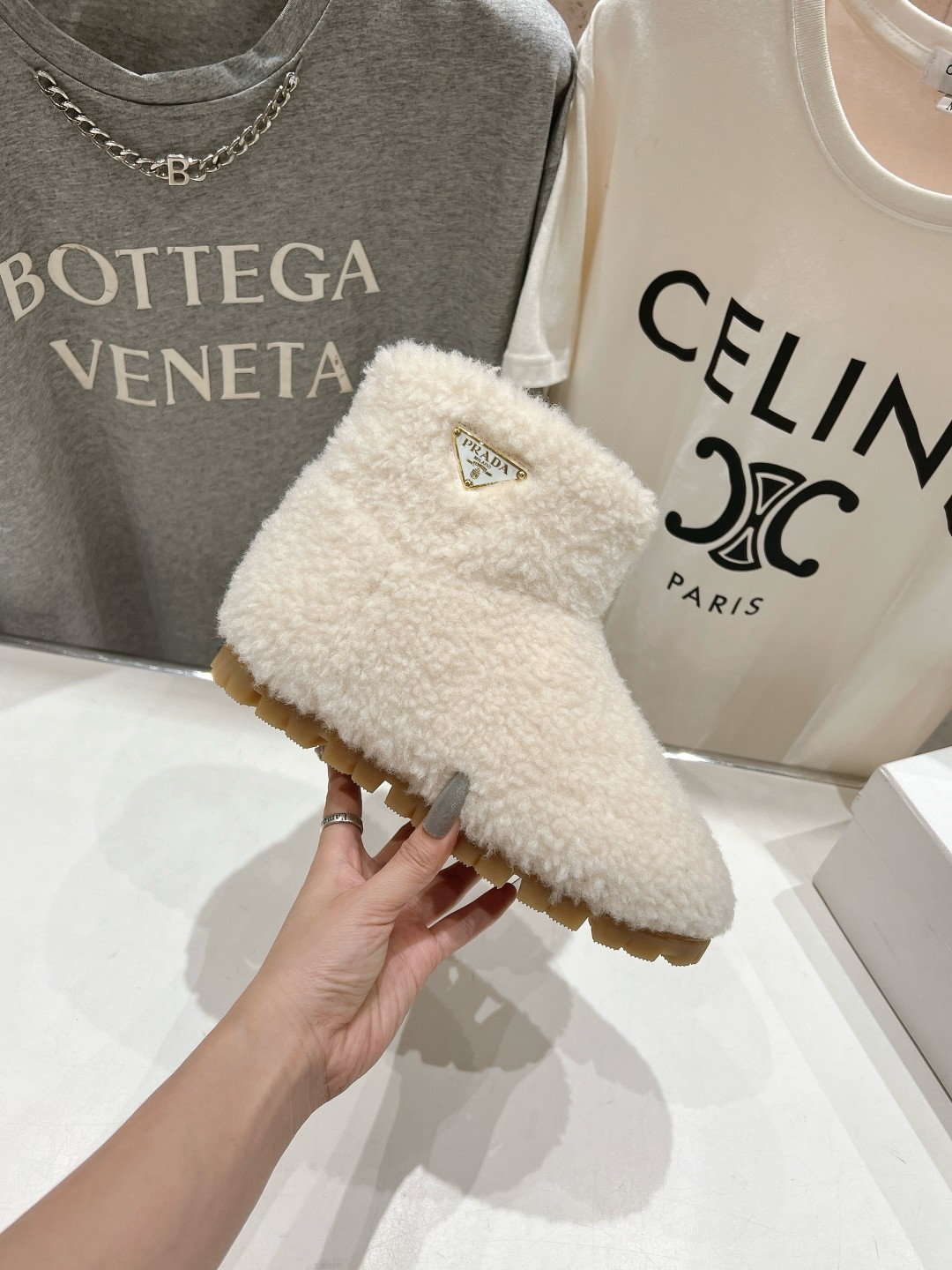 高版本出厂 Prada*普拉达F029 2025ss秋冬新款直筒雪地靴羊毛短靴🌟时尚大方的设计呈现经典轮