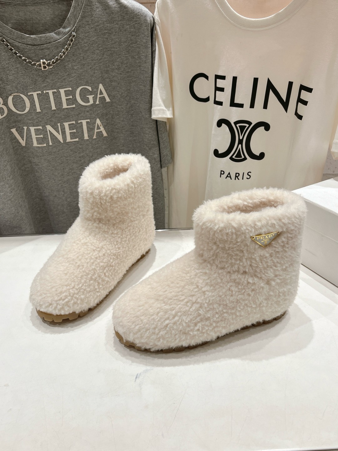 高版本出厂 Prada*普拉达F029 2025ss秋冬新款直筒雪地靴羊毛短靴🌟时尚大方的设计呈现经典轮