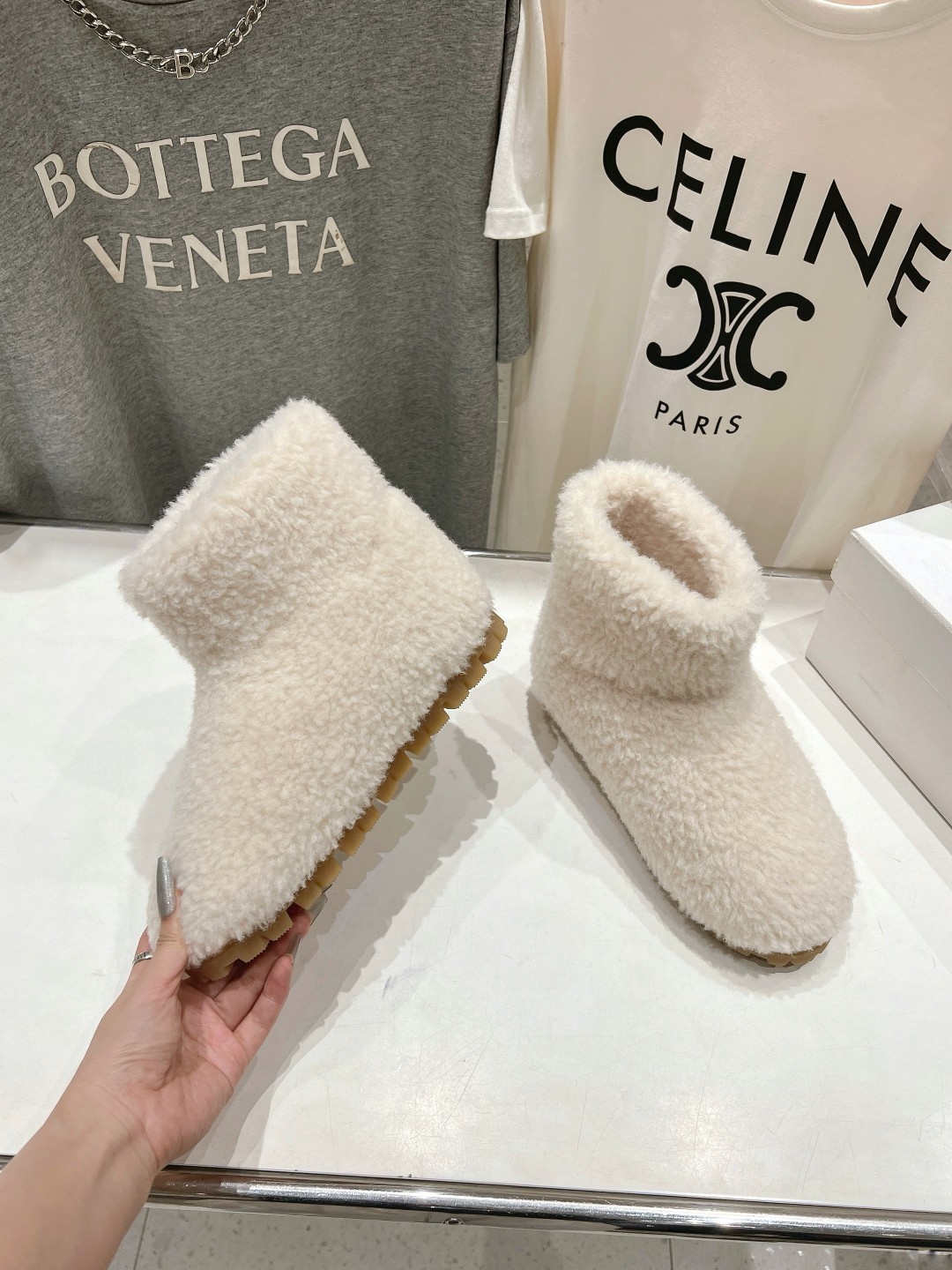 高版本出厂 Prada*普拉达F029 2025ss秋冬新款直筒雪地靴羊毛短靴🌟时尚大方的设计呈现经典轮