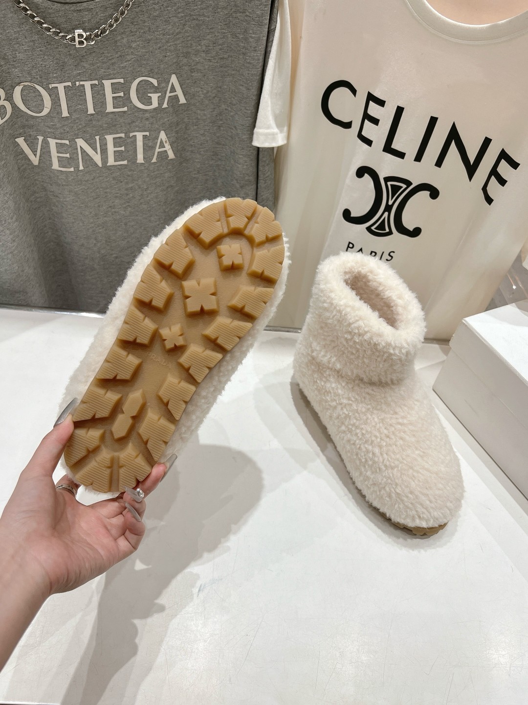 高版本出厂 Prada*普拉达F029 2025ss秋冬新款直筒雪地靴羊毛短靴🌟时尚大方的设计呈现经典轮