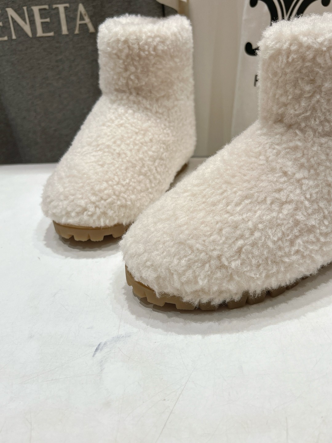 高版本出厂 Prada*普拉达F029 2025ss秋冬新款直筒雪地靴羊毛短靴🌟时尚大方的设计呈现经典轮