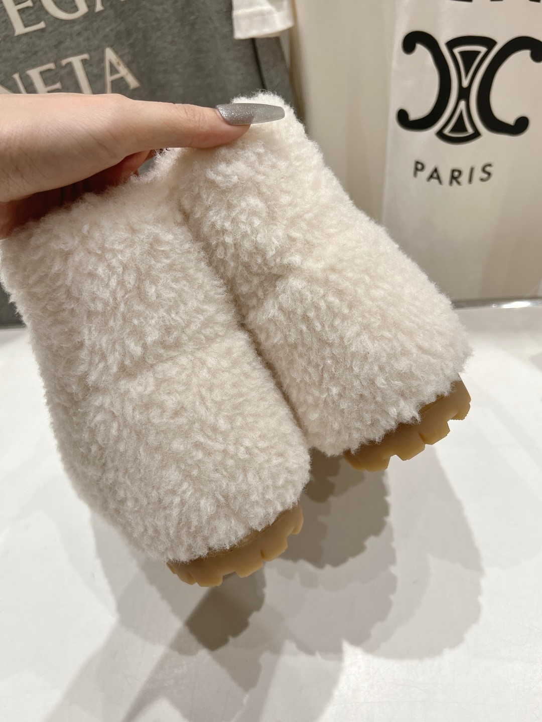 高版本出厂 Prada*普拉达F029 2025ss秋冬新款直筒雪地靴羊毛短靴🌟时尚大方的设计呈现经典轮