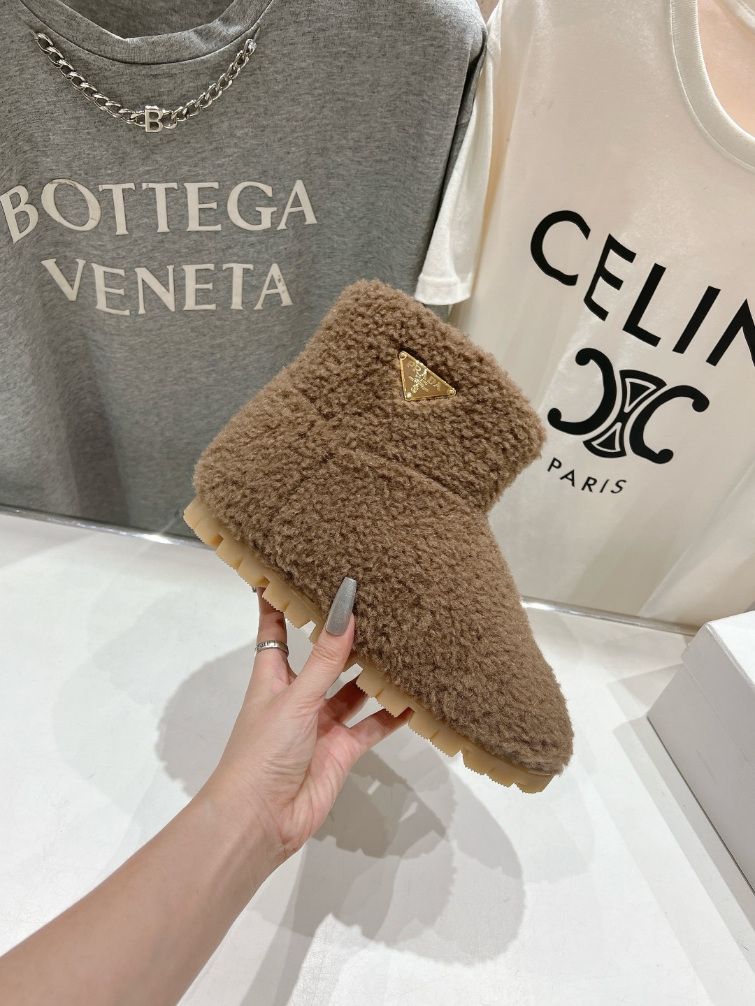 高版本出厂 Prada*普拉达F029 2025ss秋冬新款直筒雪地靴羊毛短靴🌟时尚大方的设计呈现经典轮