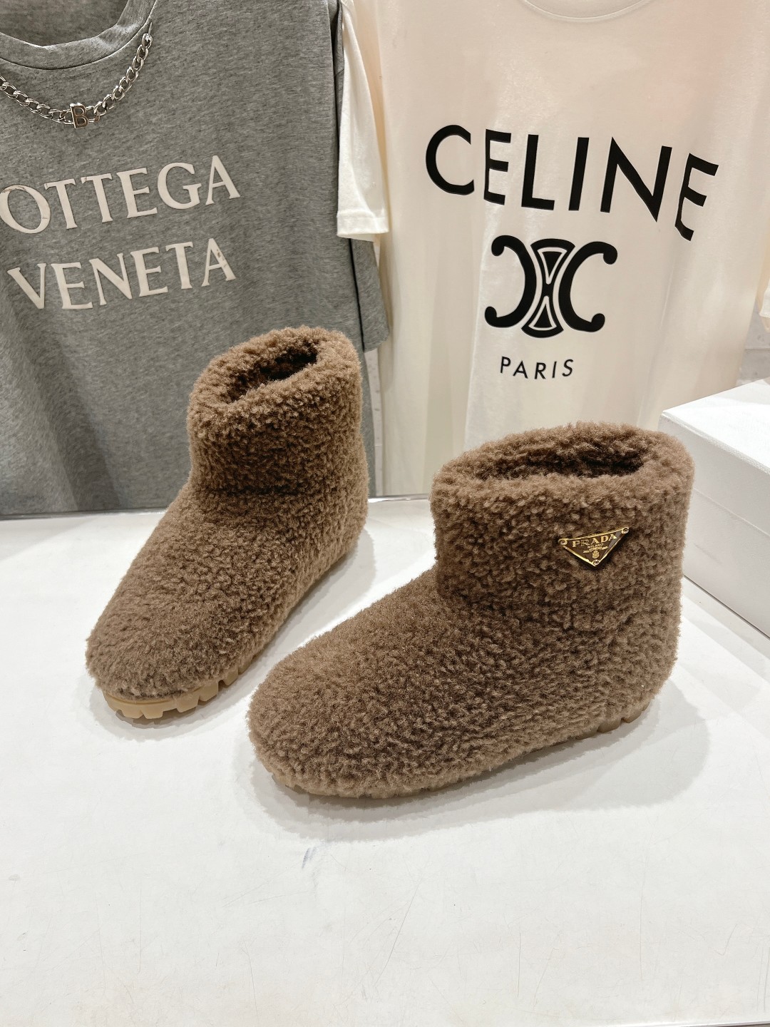 高版本出厂 Prada*普拉达F029 2025ss秋冬新款直筒雪地靴羊毛短靴🌟时尚大方的设计呈现经典轮