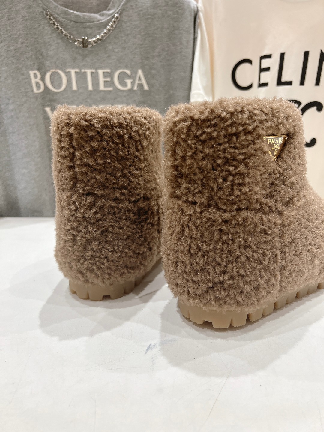 高版本出厂 Prada*普拉达F029 2025ss秋冬新款直筒雪地靴羊毛短靴🌟时尚大方的设计呈现经典轮