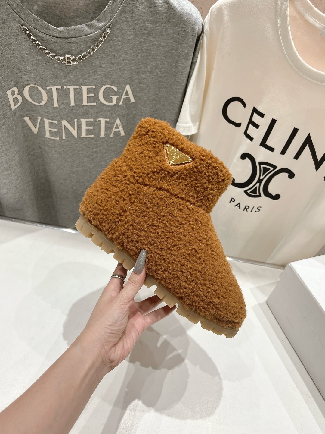 高版本出厂 Prada*普拉达F029 2025ss秋冬新款直筒雪地靴羊毛短靴🌟时尚大方的设计呈现经典轮