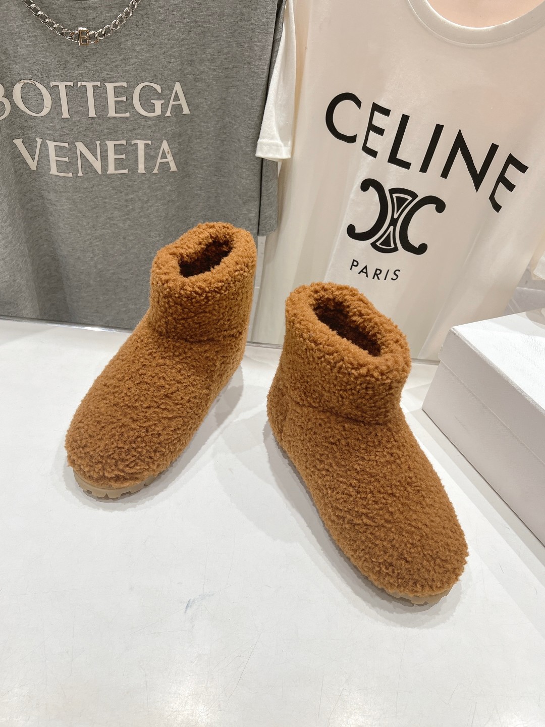 高版本出厂 Prada*普拉达F029 2025ss秋冬新款直筒雪地靴羊毛短靴🌟时尚大方的设计呈现经典轮