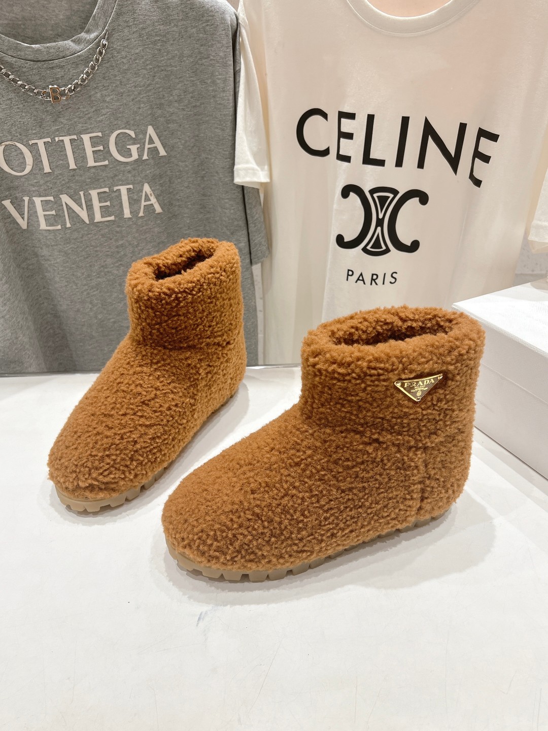 高版本出厂 Prada*普拉达F029 2025ss秋冬新款直筒雪地靴羊毛短靴🌟时尚大方的设计呈现经典轮
