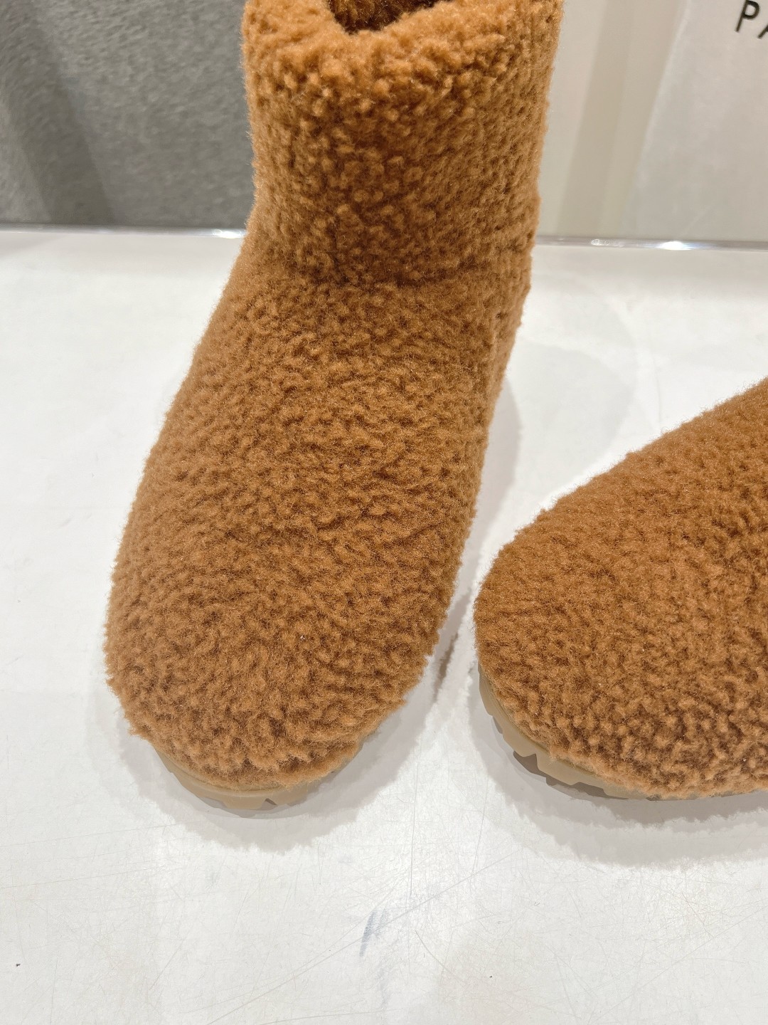 高版本出厂 Prada*普拉达F029 2025ss秋冬新款直筒雪地靴羊毛短靴🌟时尚大方的设计呈现经典轮