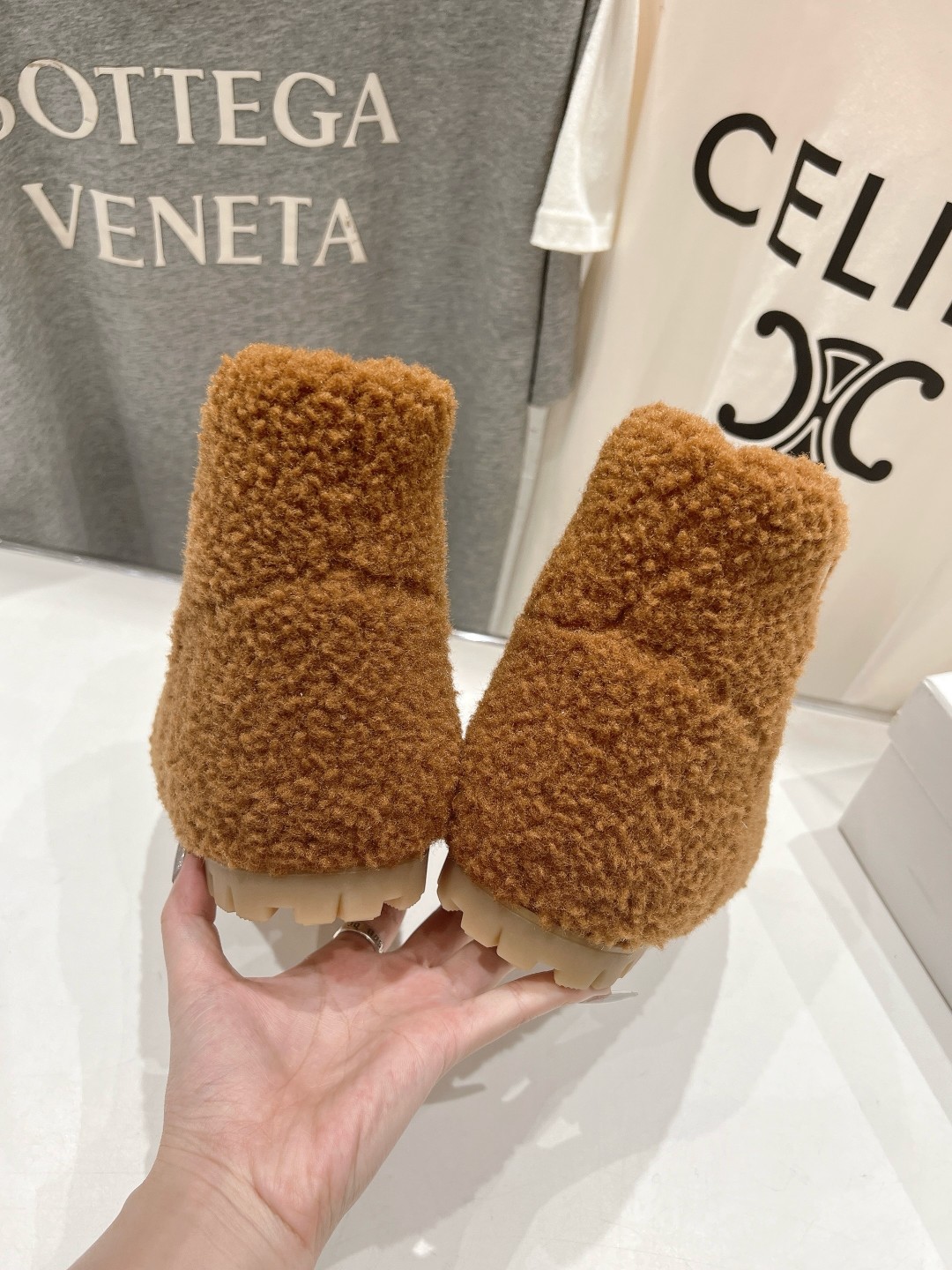 高版本出厂 Prada*普拉达F029 2025ss秋冬新款直筒雪地靴羊毛短靴🌟时尚大方的设计呈现经典轮