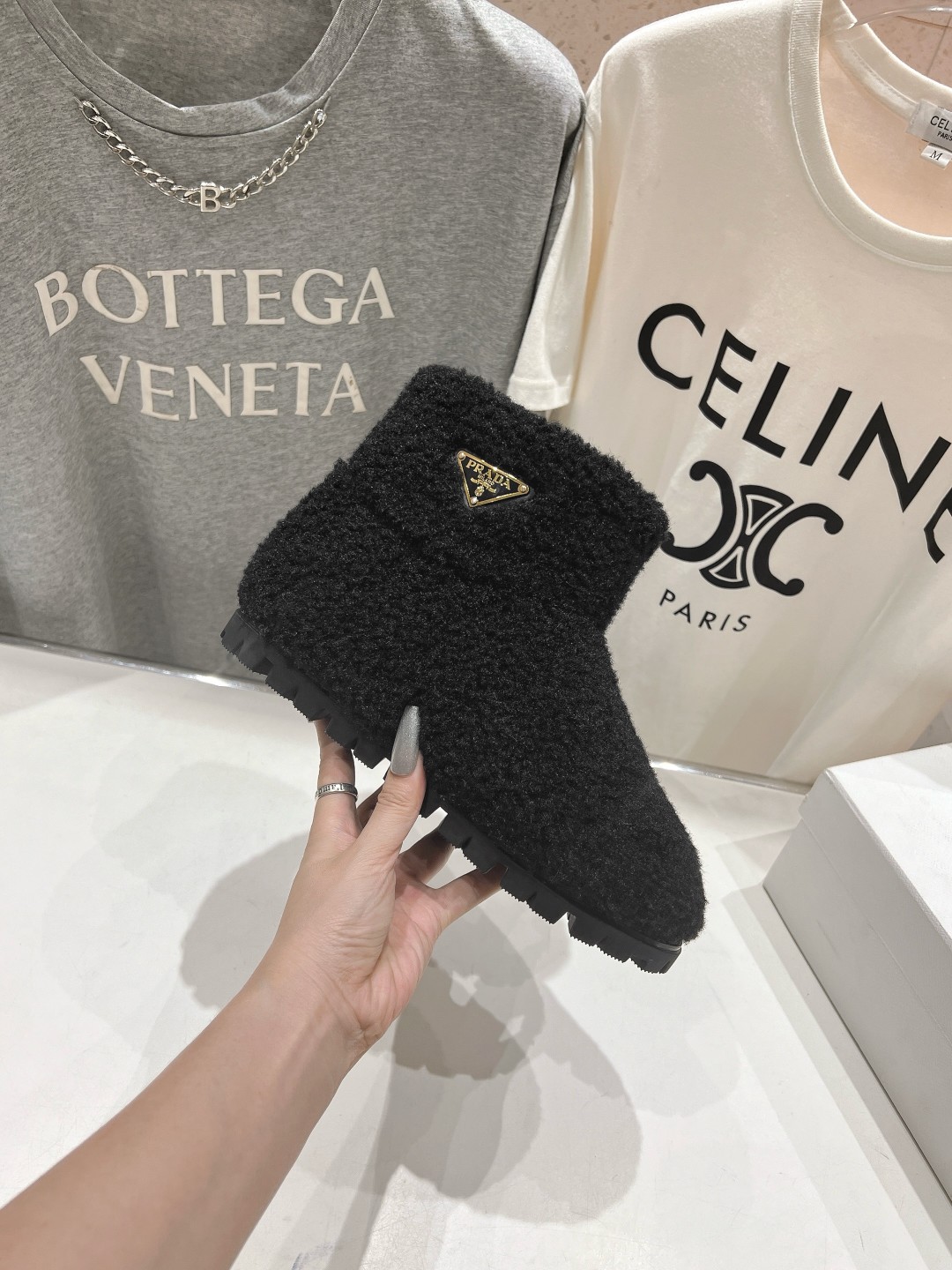 高版本出厂 Prada*普拉达F029 2025ss秋冬新款直筒雪地靴羊毛短靴🌟时尚大方的设计呈现经典轮