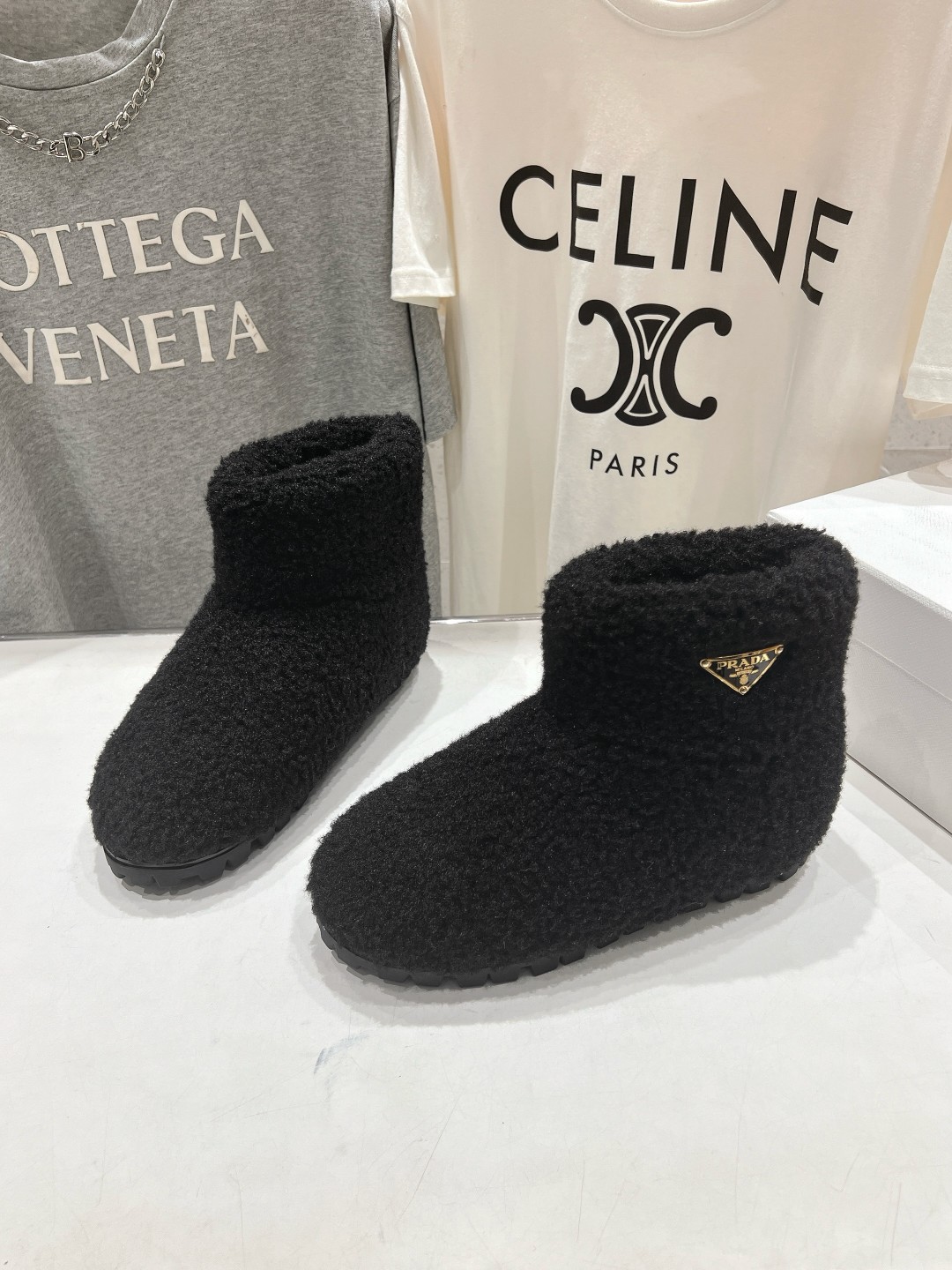 高版本出厂 Prada*普拉达F029 2025ss秋冬新款直筒雪地靴羊毛短靴🌟时尚大方的设计呈现经典轮