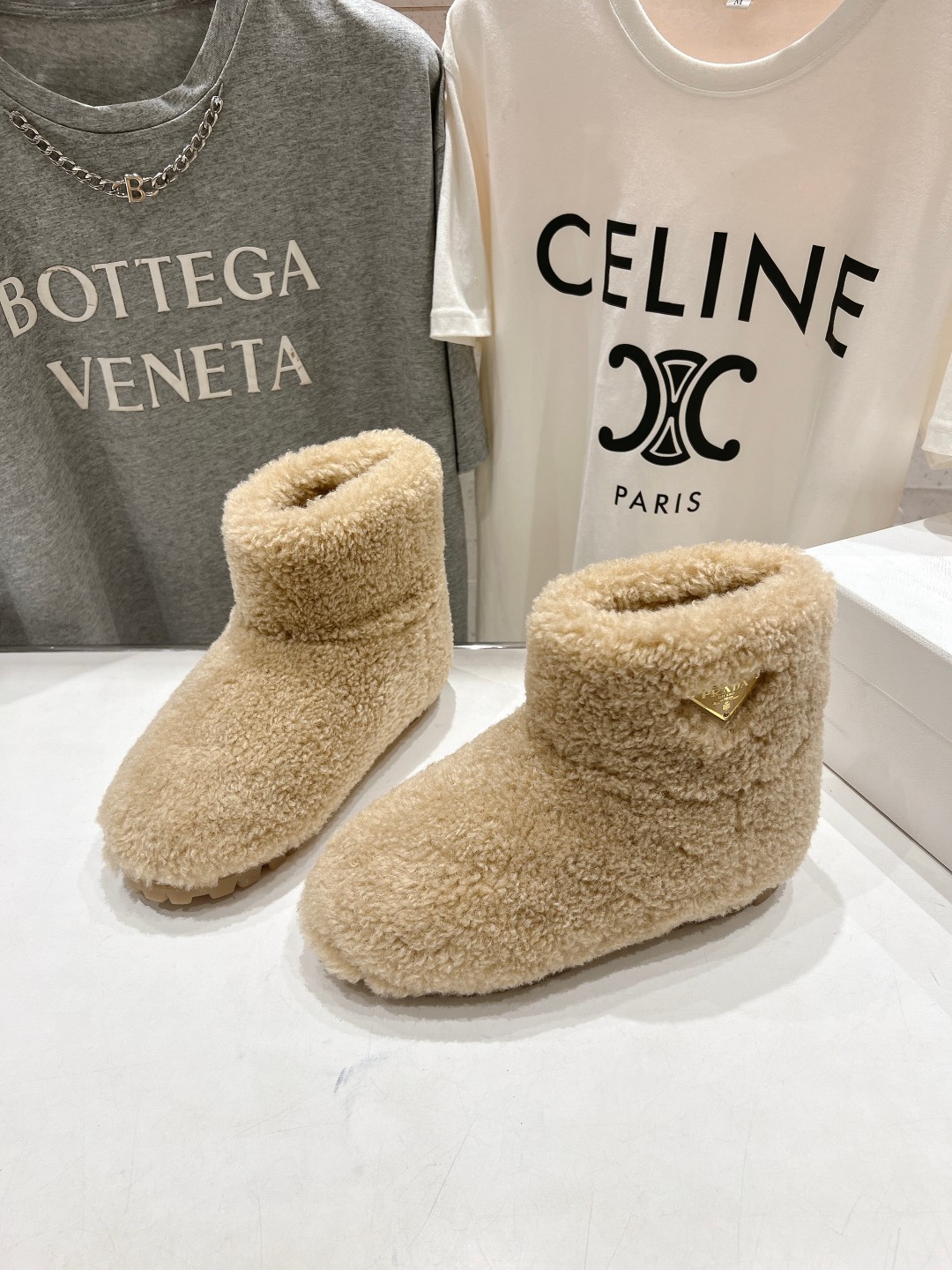 高版本出厂 Prada*普拉达F029 2025ss秋冬新款直筒雪地靴羊毛短靴🌟时尚大方的设计呈现经典轮