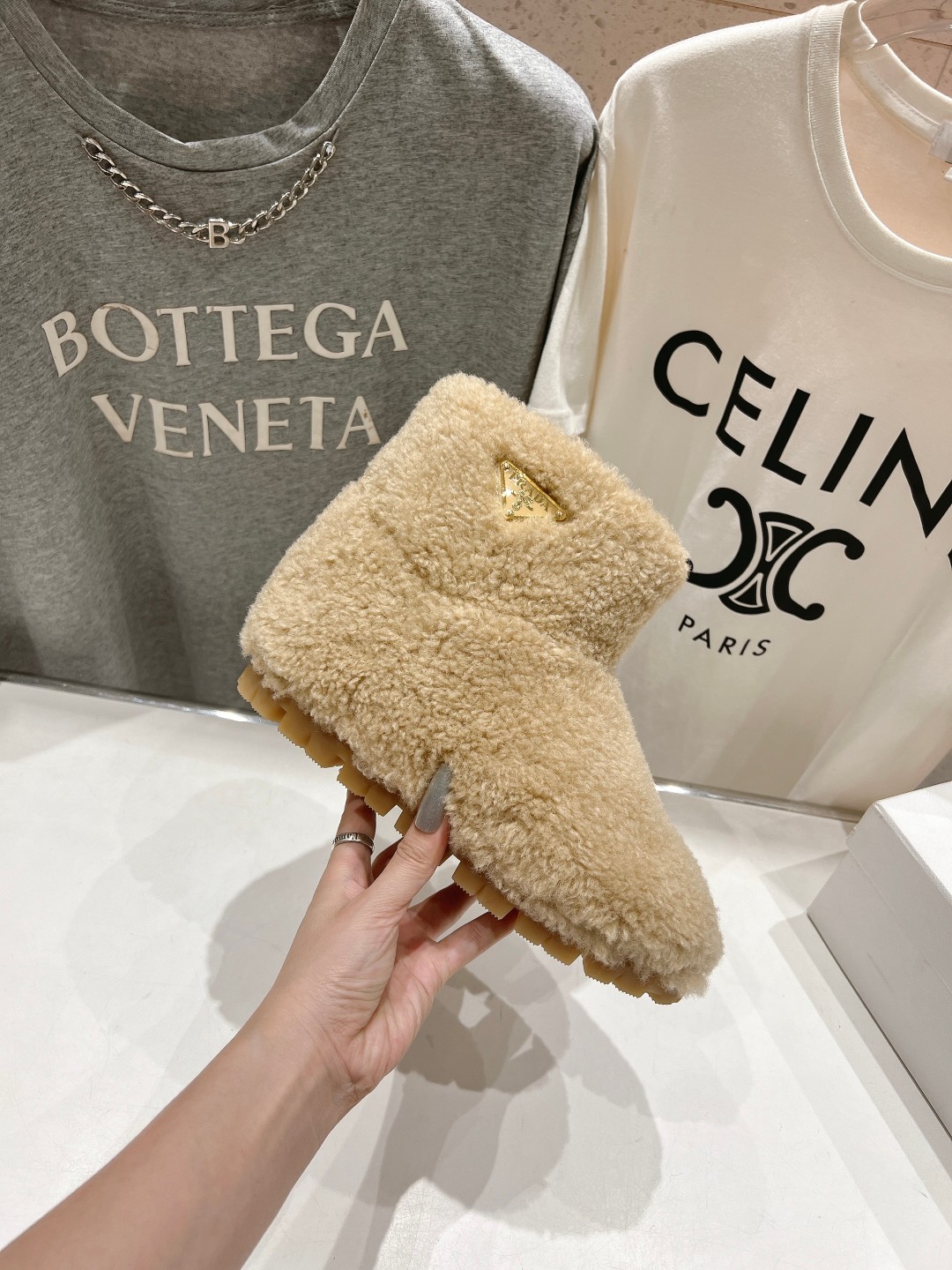 高版本出厂 Prada*普拉达F029 2025ss秋冬新款直筒雪地靴羊毛短靴🌟时尚大方的设计呈现经典轮