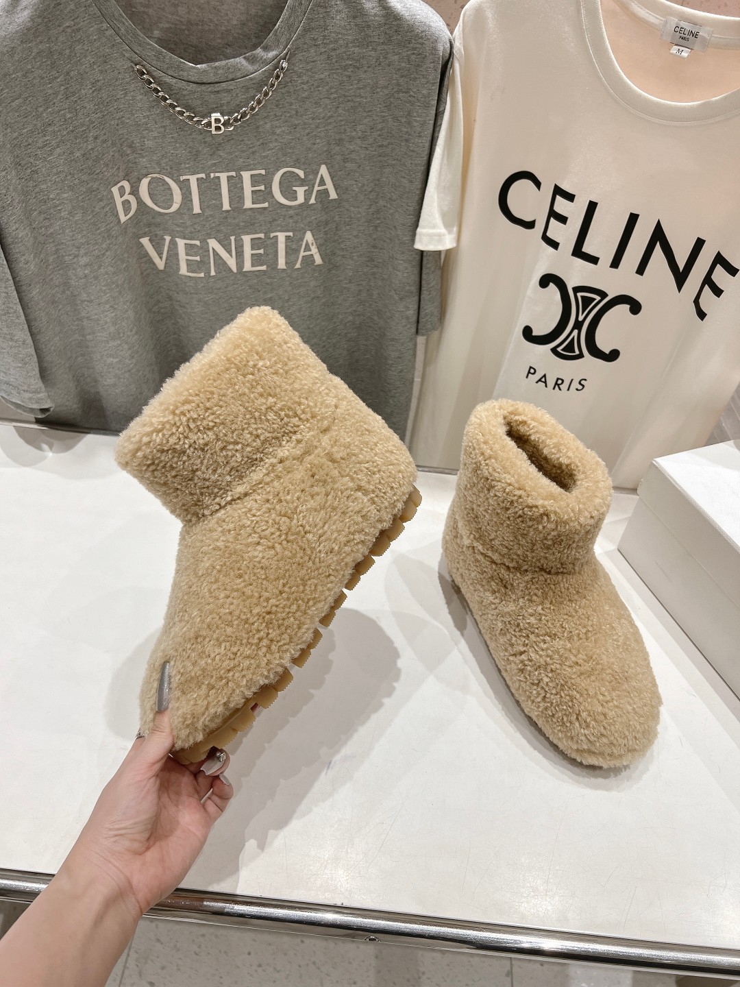 高版本出厂 Prada*普拉达F029 2025ss秋冬新款直筒雪地靴羊毛短靴🌟时尚大方的设计呈现经典轮