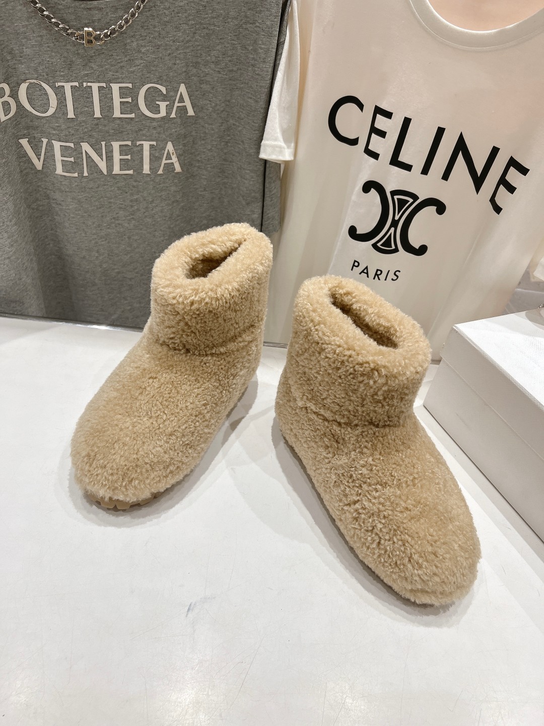 高版本出厂 Prada*普拉达F029 2025ss秋冬新款直筒雪地靴羊毛短靴🌟时尚大方的设计呈现经典轮