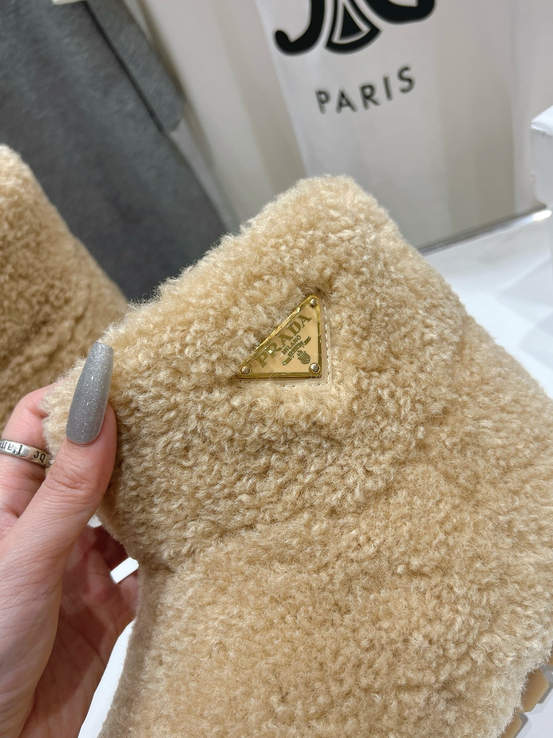 高版本出厂 Prada*普拉达F029 2025ss秋冬新款直筒雪地靴羊毛短靴🌟时尚大方的设计呈现经典轮