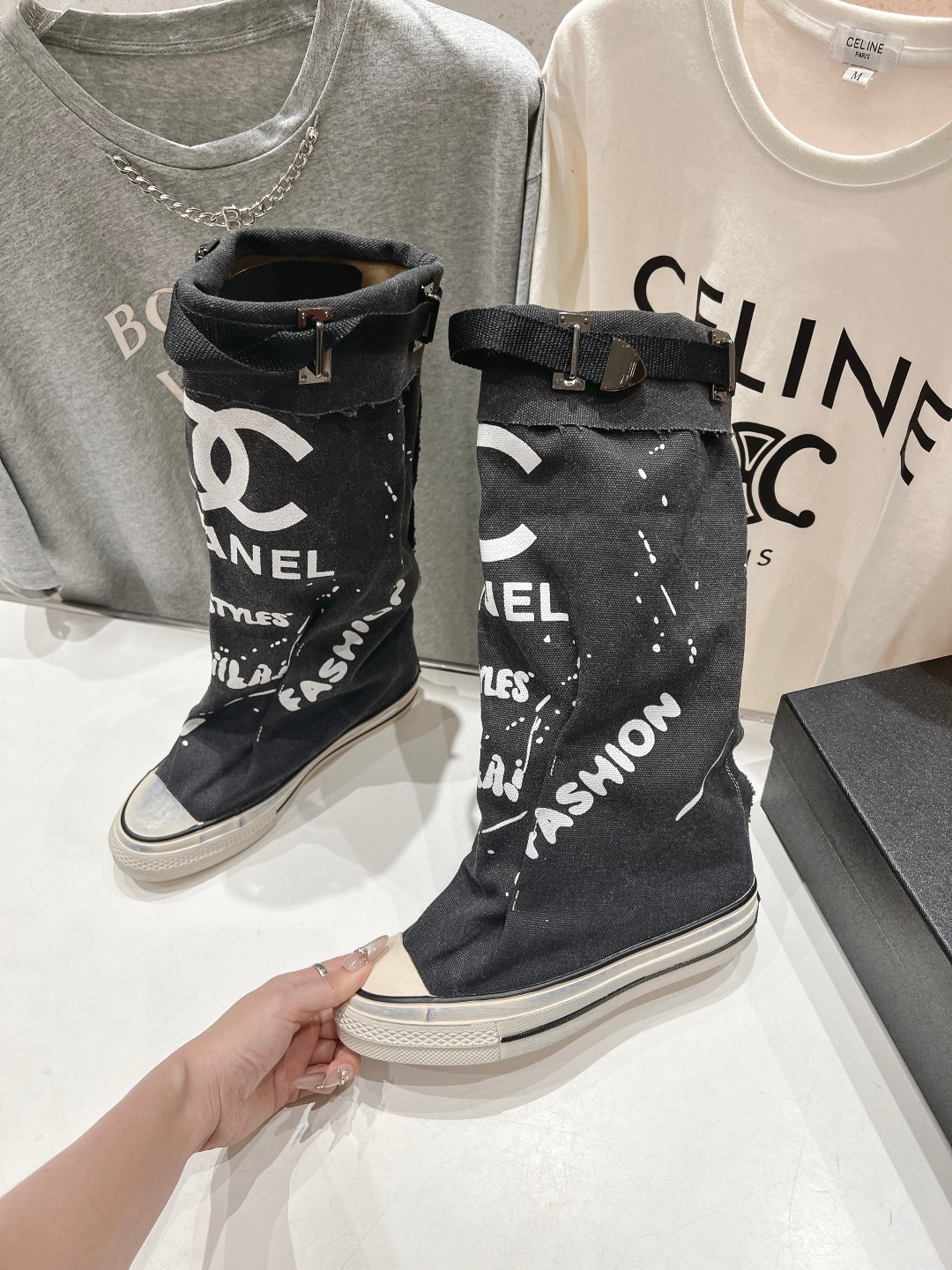 高版本出厂 CHANEL*小香网红爆款中古涂鸦帆布裤管靴太有范儿了复古coco女鞋这款靴的设计灵感来源于