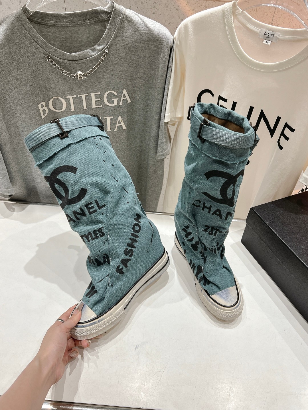 高版本出厂 CHANEL*小香网红爆款中古涂鸦帆布裤管靴太有范儿了复古coco女鞋这款靴的设计灵感来源于