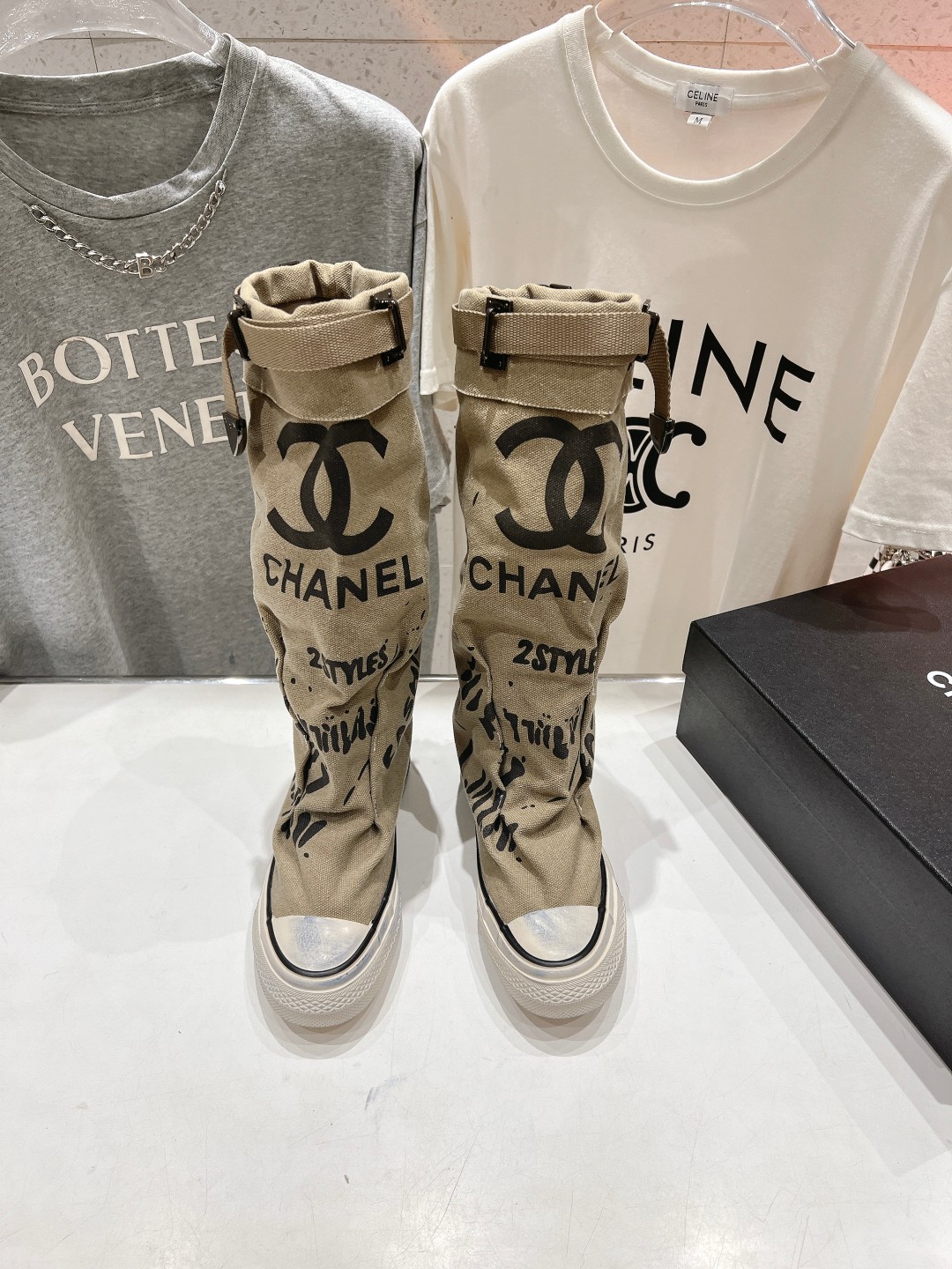 高版本出厂 CHANEL*小香网红爆款中古涂鸦帆布裤管靴太有范儿了复古coco女鞋这款靴的设计灵感来源于