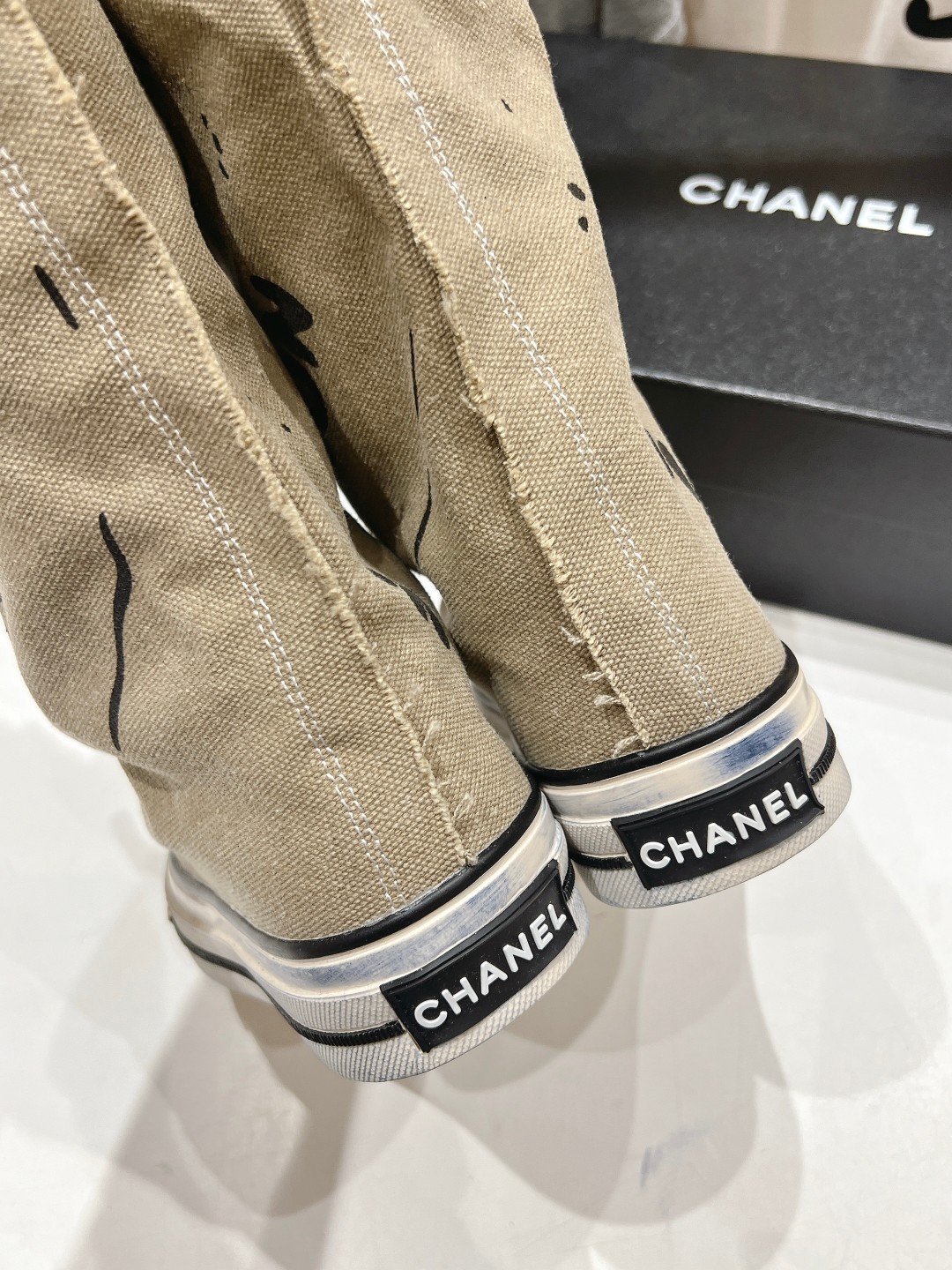 高版本出厂 CHANEL*小香网红爆款中古涂鸦帆布裤管靴太有范儿了复古coco女鞋这款靴的设计灵感来源于