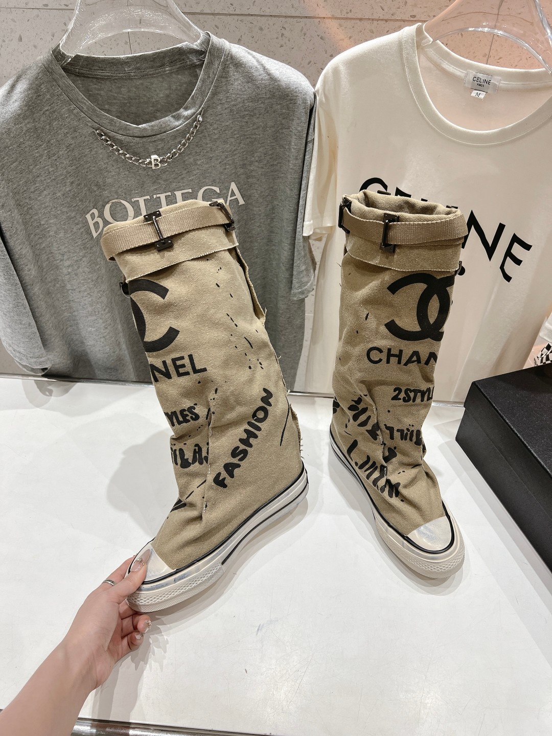 高版本出厂 CHANEL*小香网红爆款中古涂鸦帆布裤管靴太有范儿了复古coco女鞋这款靴的设计灵感来源于