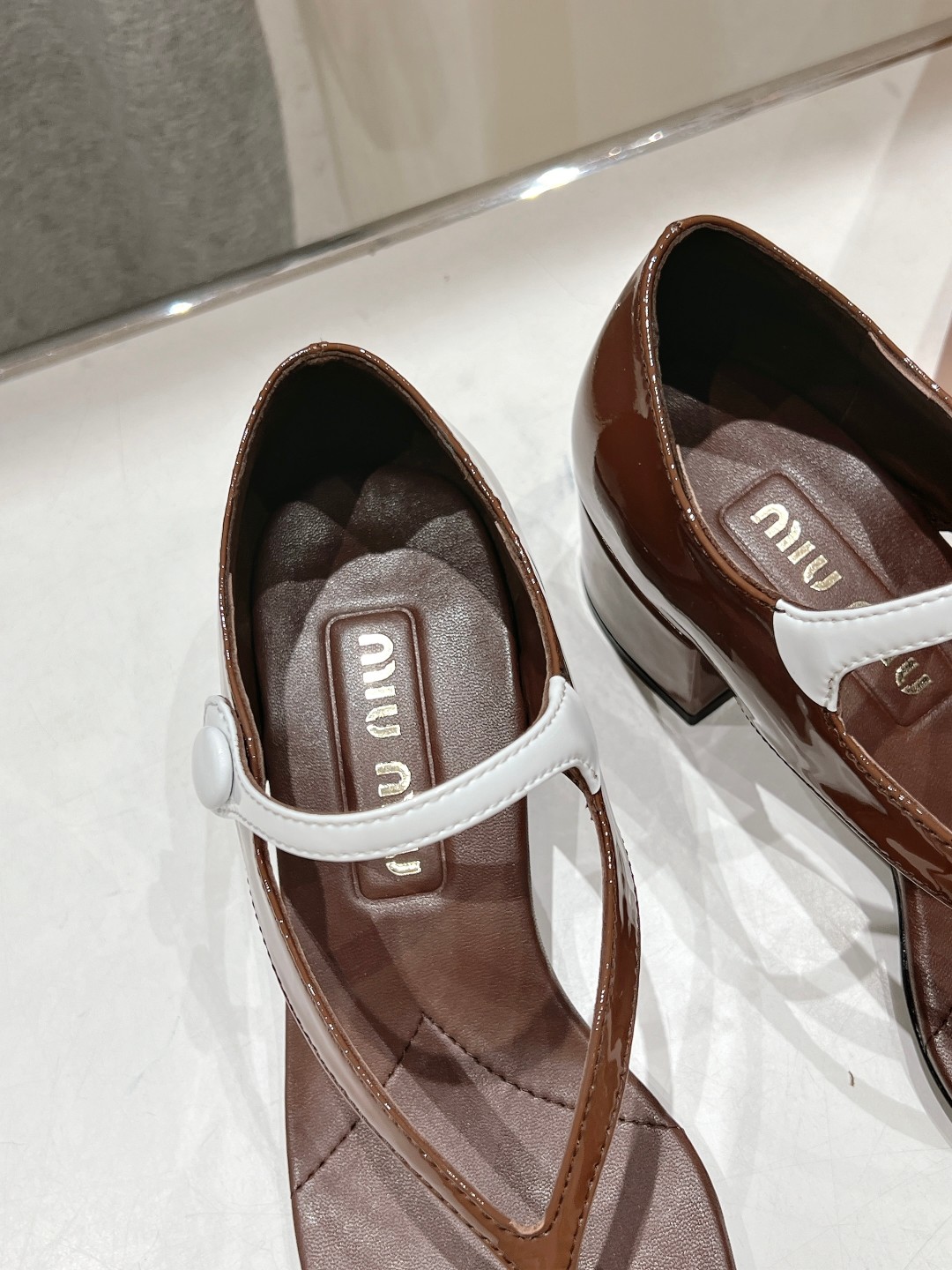 高版本出厂
  MiuMiu*缪缪2025ss春夏走秀新款高跟小牛皮夹脚凉鞋
Zp开发 原版拆卸 秒杀市