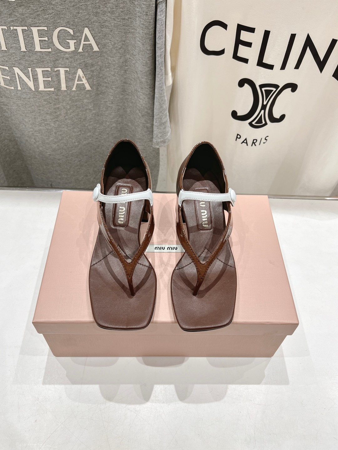 高版本出厂
  MiuMiu*缪缪2025ss春夏走秀新款高跟小牛皮夹脚凉鞋
Zp开发 原版拆卸 秒杀市