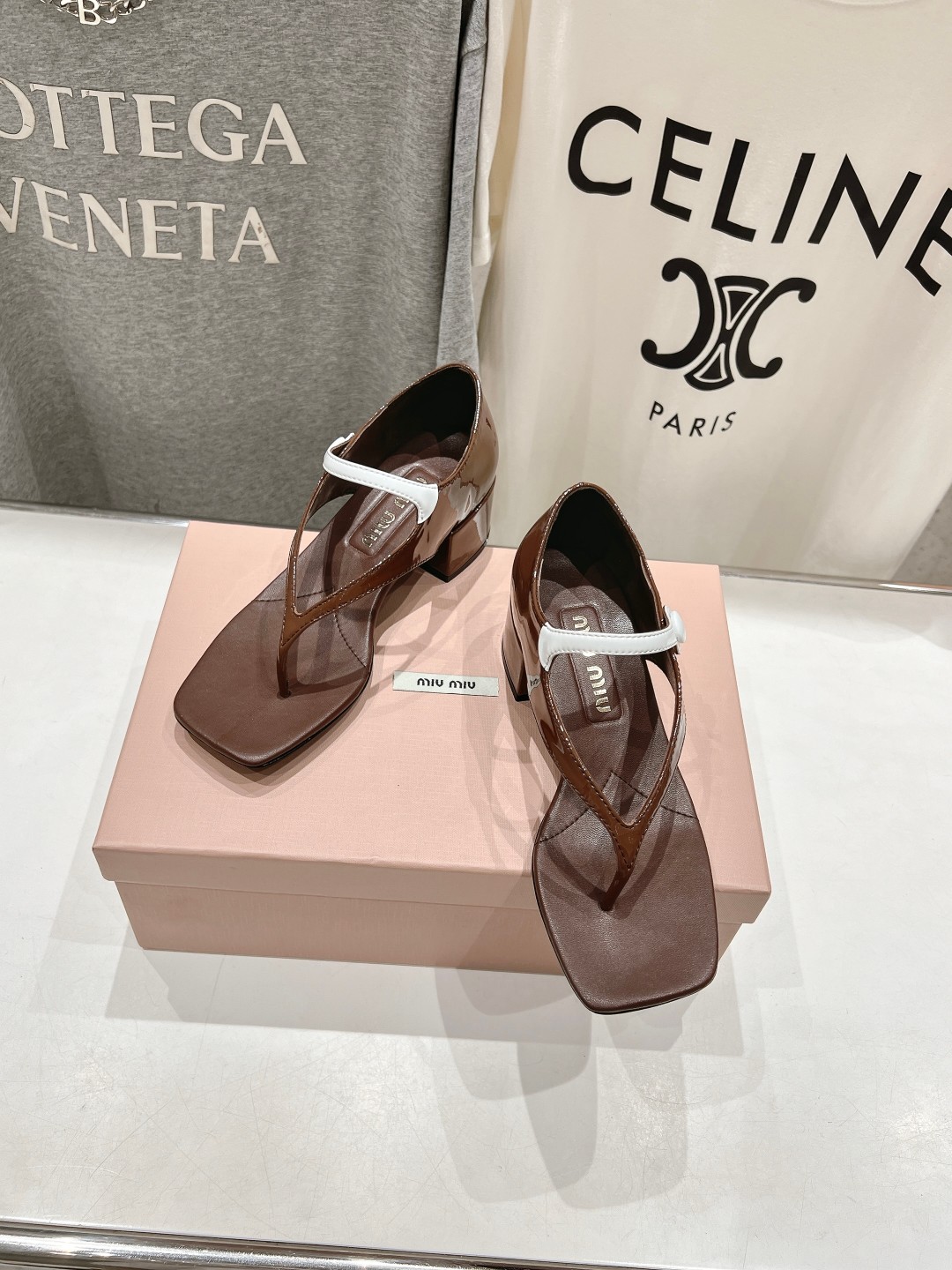 高版本出厂
  MiuMiu*缪缪2025ss春夏走秀新款高跟小牛皮夹脚凉鞋
Zp开发 原版拆卸 秒杀市