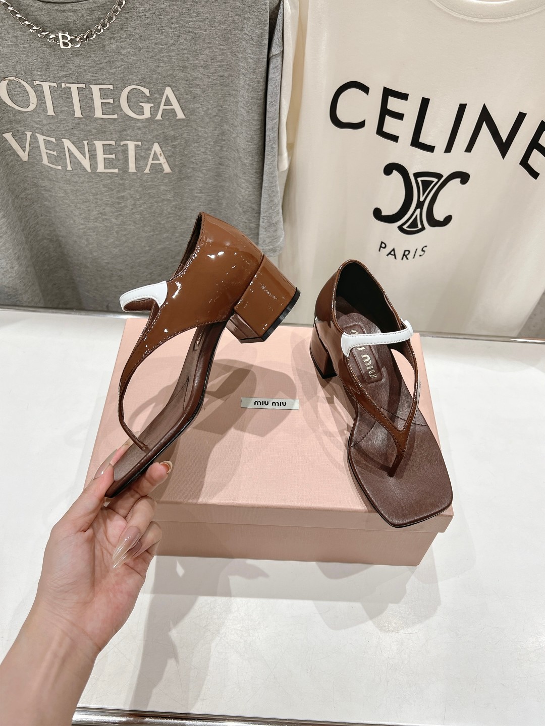 高版本出厂
  MiuMiu*缪缪2025ss春夏走秀新款高跟小牛皮夹脚凉鞋
Zp开发 原版拆卸 秒杀市