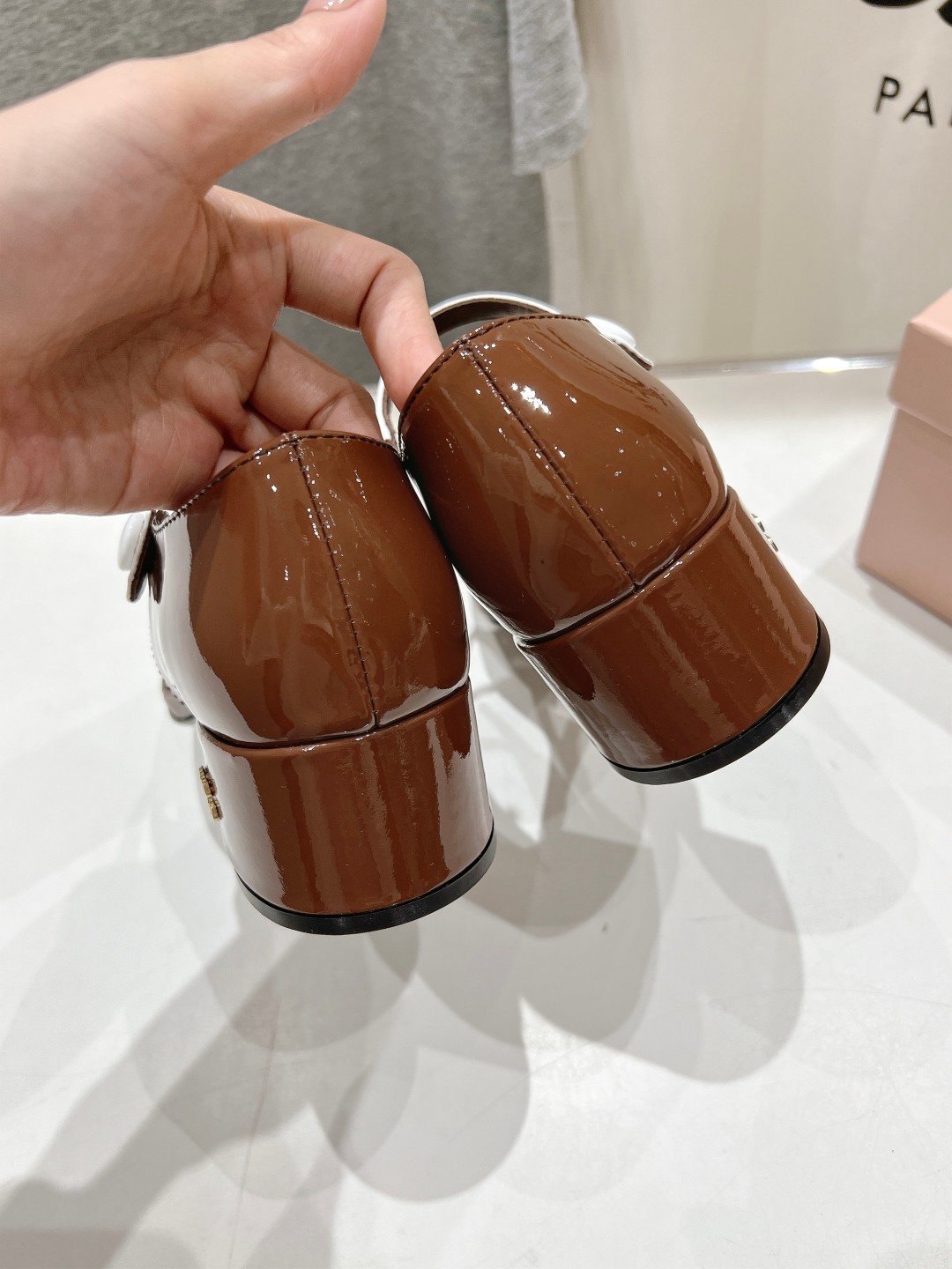 高版本出厂
  MiuMiu*缪缪2025ss春夏走秀新款高跟小牛皮夹脚凉鞋
Zp开发 原版拆卸 秒杀市