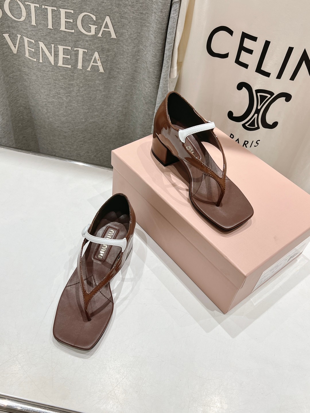 高版本出厂
  MiuMiu*缪缪2025ss春夏走秀新款高跟小牛皮夹脚凉鞋
Zp开发 原版拆卸 秒杀市