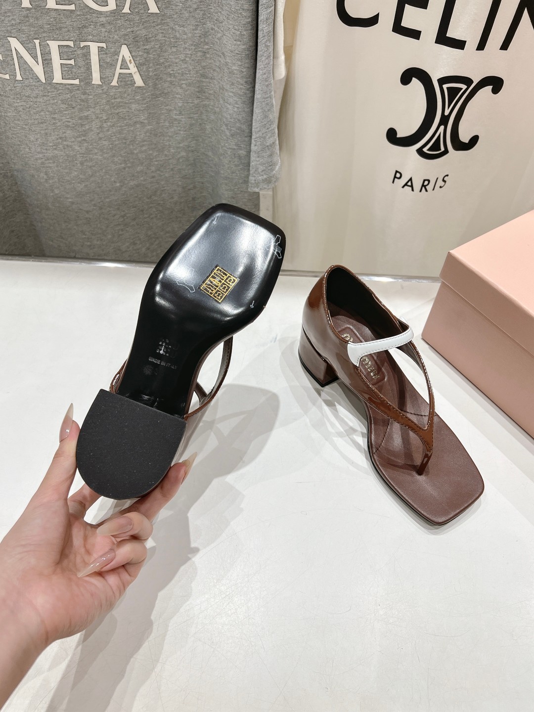高版本出厂
  MiuMiu*缪缪2025ss春夏走秀新款高跟小牛皮夹脚凉鞋
Zp开发 原版拆卸 秒杀市