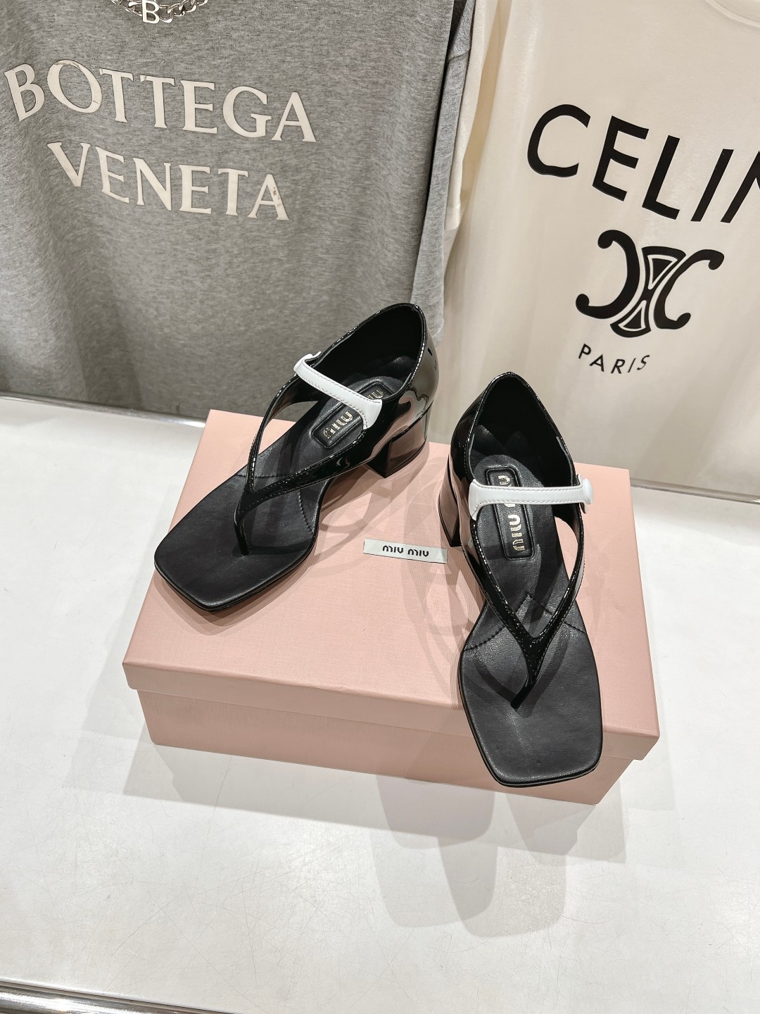 高版本出厂
  MiuMiu*缪缪2025ss春夏走秀新款高跟小牛皮夹脚凉鞋
Zp开发 原版拆卸 秒杀市