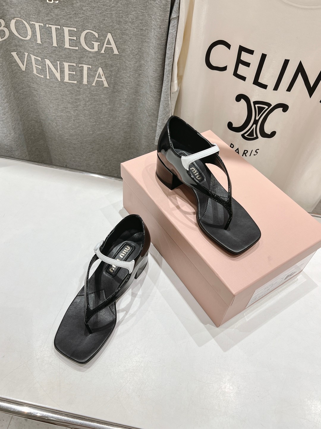 高版本出厂
  MiuMiu*缪缪2025ss春夏走秀新款高跟小牛皮夹脚凉鞋
Zp开发 原版拆卸 秒杀市