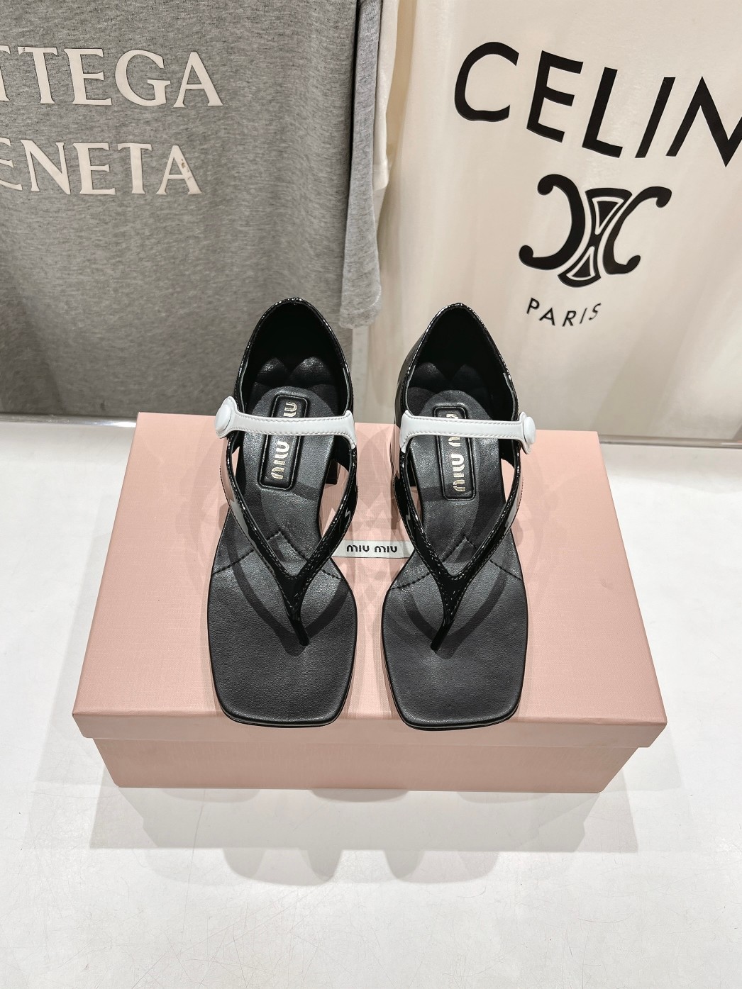 高版本出厂
  MiuMiu*缪缪2025ss春夏走秀新款高跟小牛皮夹脚凉鞋
Zp开发 原版拆卸 秒杀市