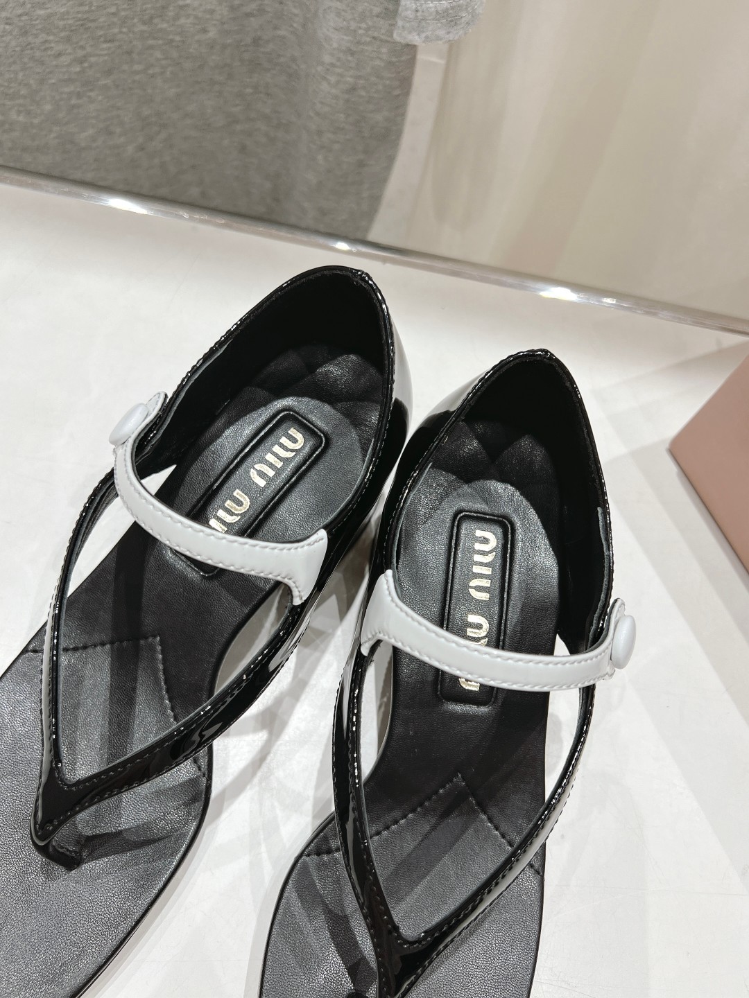 高版本出厂
  MiuMiu*缪缪2025ss春夏走秀新款高跟小牛皮夹脚凉鞋
Zp开发 原版拆卸 秒杀市