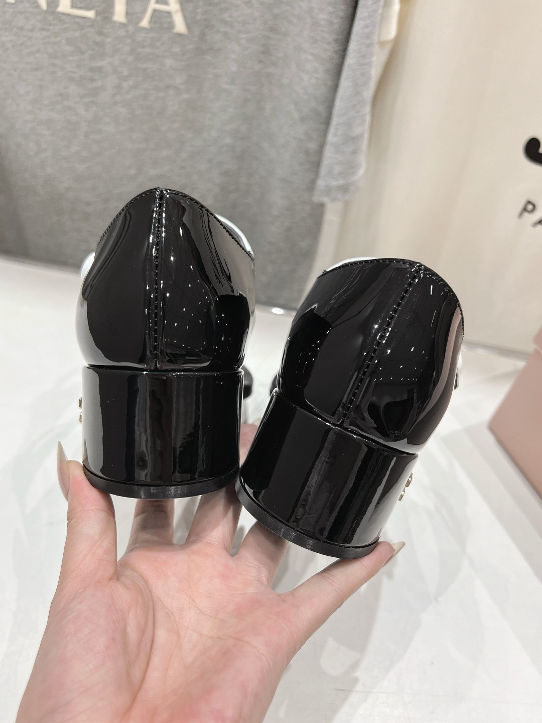 高版本出厂
  MiuMiu*缪缪2025ss春夏走秀新款高跟小牛皮夹脚凉鞋
Zp开发 原版拆卸 秒杀市