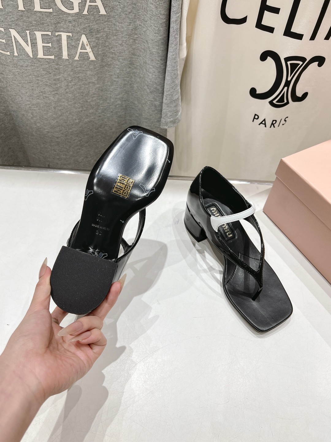高版本出厂
  MiuMiu*缪缪2025ss春夏走秀新款高跟小牛皮夹脚凉鞋
Zp开发 原版拆卸 秒杀市
