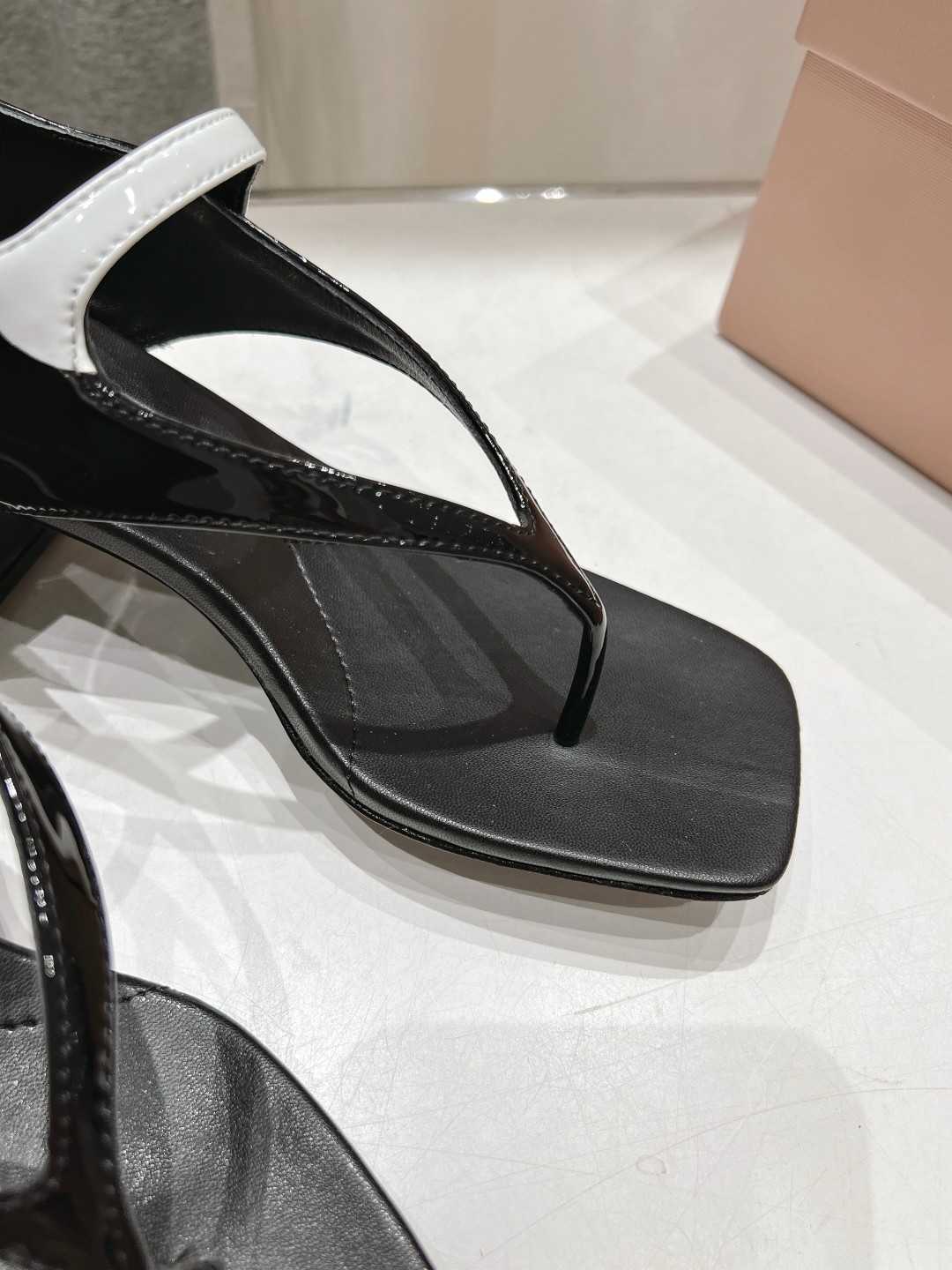 高版本出厂
  MiuMiu*缪缪2025ss春夏走秀新款高跟小牛皮夹脚凉鞋
Zp开发 原版拆卸 秒杀市