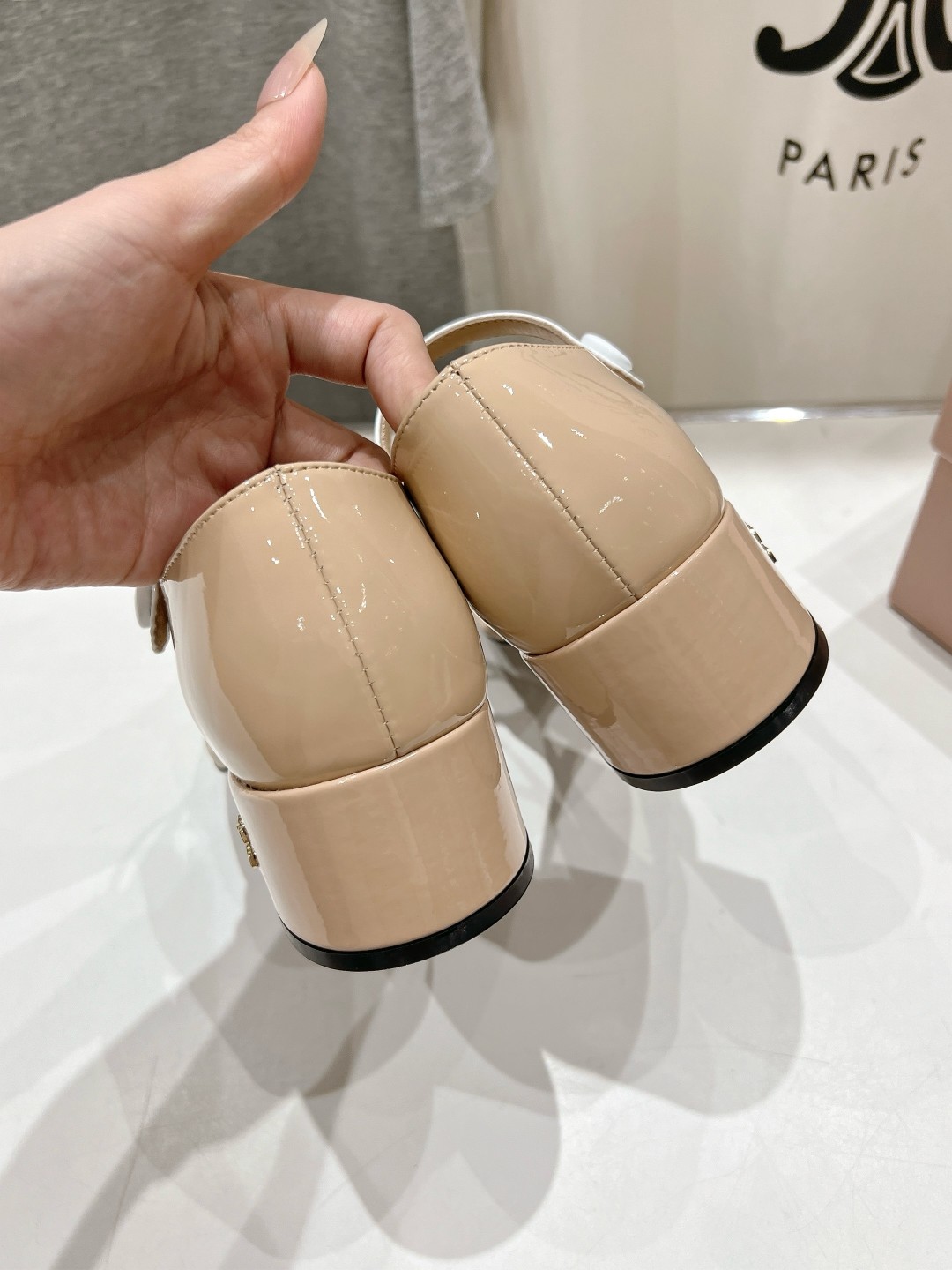 高版本出厂
  MiuMiu*缪缪2025ss春夏走秀新款高跟小牛皮夹脚凉鞋
Zp开发 原版拆卸 秒杀市